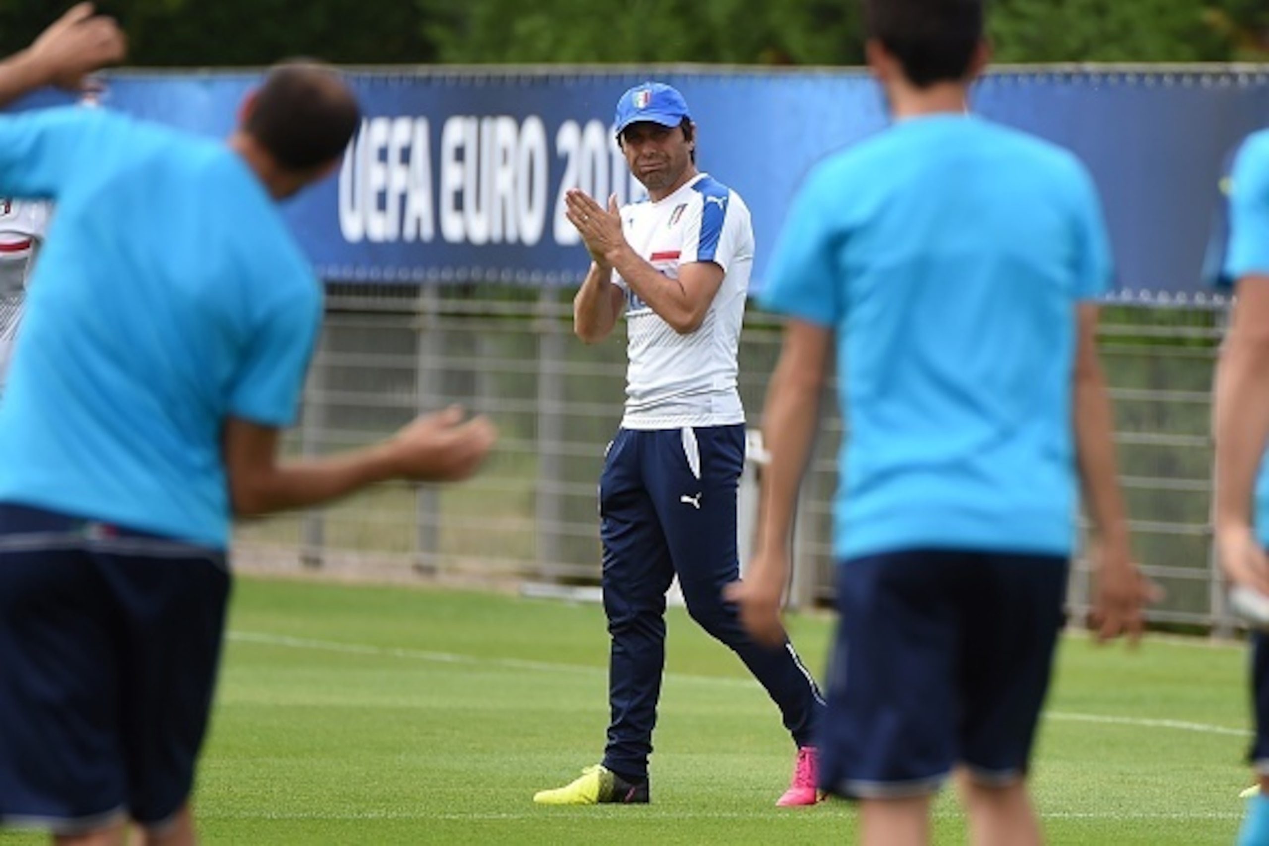 Italy's coach Antonio Conte (C) watches a training session at the team's training ground in Montpellier, southern France, on June 21, 2016, during the Euro 2016 football tournament. / AFP / SYLVAIN THOMAS (Photo credit should read SYLVAIN THOMAS/AF Italy's coach Antonio Conte (C) watches a training session at the team's training ground in Montpellier, southern France, on June 21, 2016, during the Euro 2016 football tournament. / AFP / SYLVAIN THOMAS (Photo credit should read SYLVAIN THOMAS/AF