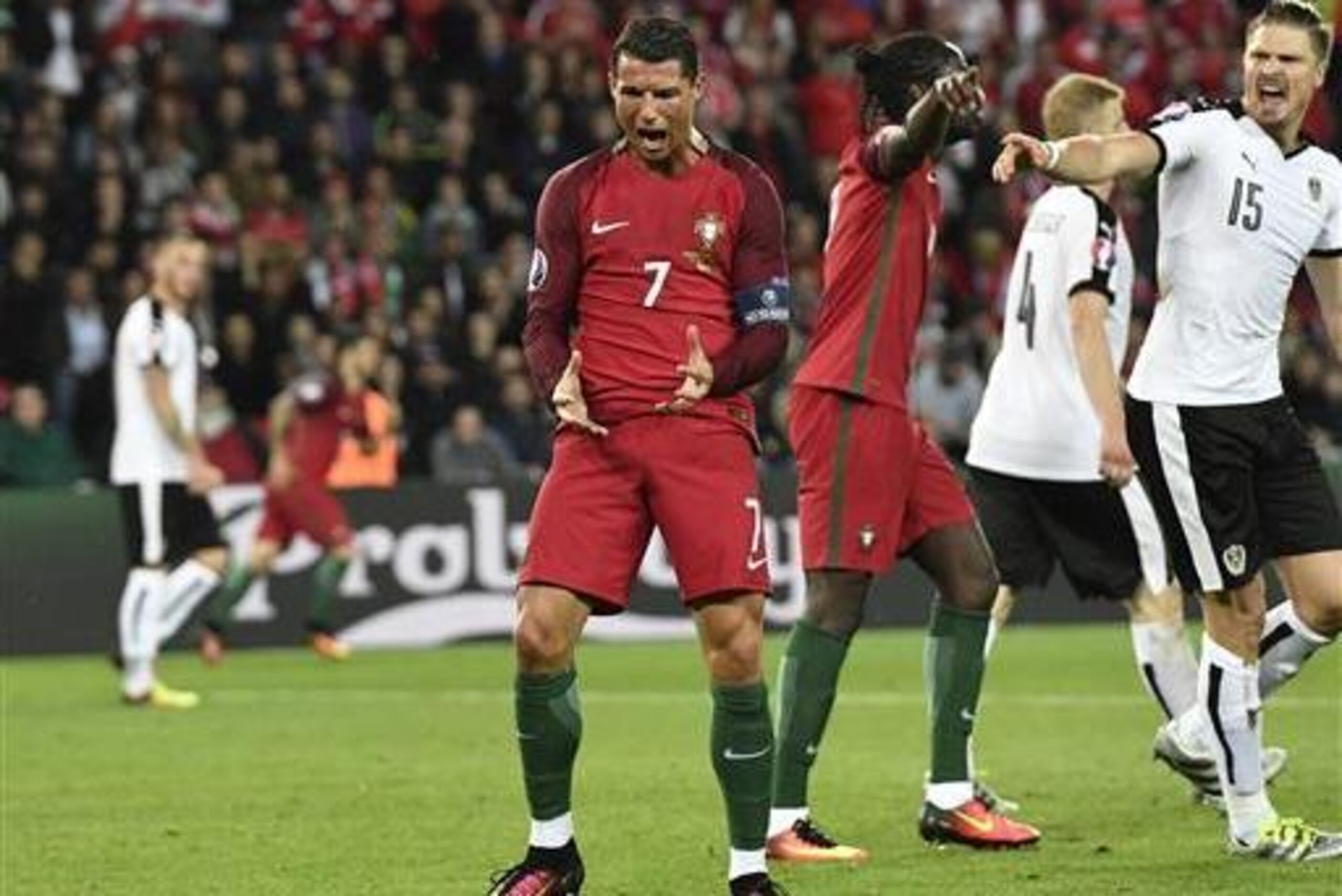 Ronaldo is struggling. Ronaldo is struggling.