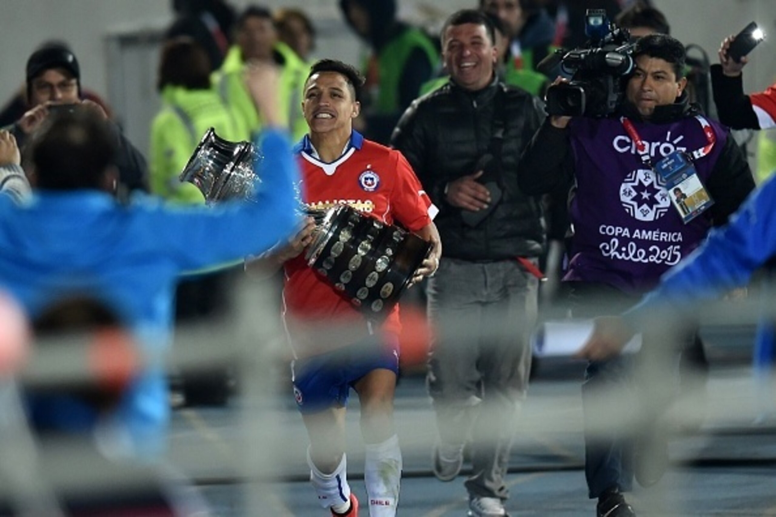 Chile's forward Alexis Sanchez celebrates with the trophy of the 2015 Copa America football championship, in Santiago, Chile, on July 4, 2015. AFP PHOTO / RODRIGO ARANGUA (Photo credit should read RODRIGO ARANGUA/AFP/Getty Images) Chile's forward Alexis Sanchez celebrates with the trophy of the 2015 Copa America football championship, in Santiago, Chile, on July 4, 2015. AFP PHOTO / RODRIGO ARANGUA (Photo credit should read RODRIGO ARANGUA/AFP/Getty Images)