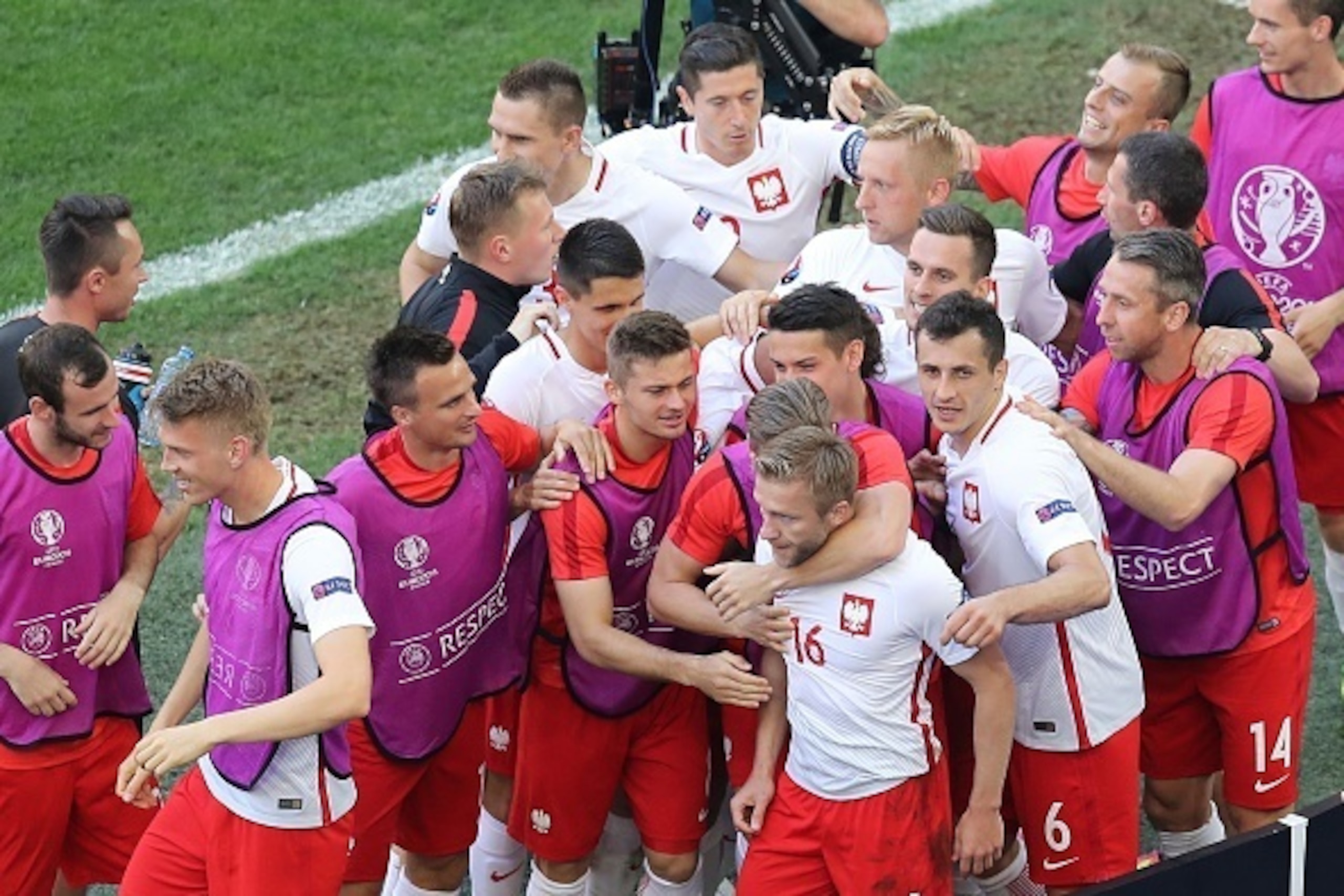 Poland's midfielder Jakub Blaszczykowski (C) celebrates with teammates after scoring during the Euro 2016 group C football match between Ukraine and Poland at the Velodrome stadium in Marseille on June 21, 2016. / AFP / Valery HACHE (Photo credit s Poland's midfielder Jakub Blaszczykowski (C) celebrates with teammates after scoring during the Euro 2016 group C football match between Ukraine and Poland at the Velodrome stadium in Marseille on June 21, 2016. / AFP / Valery HACHE (Photo credit s