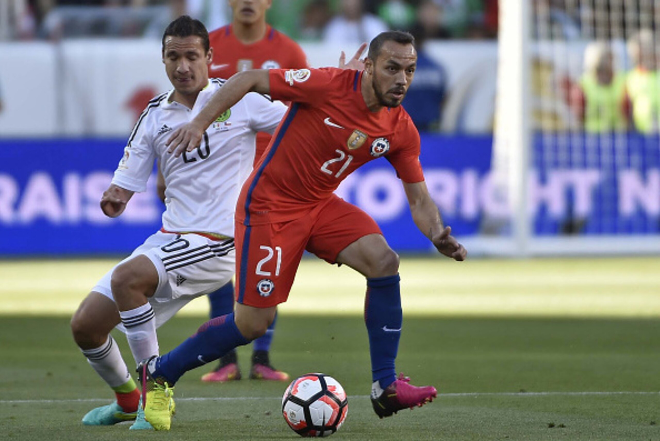Chile's Marcelo Diaz (R) vies for the ball with Mexico's Jesus Duenas during the Copa America Centenario quarterfinal football match in Santa Clara, California, United States, on June 18, 2016. / AFP / OMAR TORRES (Photo credit should read OMAR TO Chile's Marcelo Diaz (R) vies for the ball with Mexico's Jesus Duenas during the Copa America Centenario quarterfinal football match in Santa Clara, California, United States, on June 18, 2016. / AFP / OMAR TORRES (Photo credit should read OMAR TO