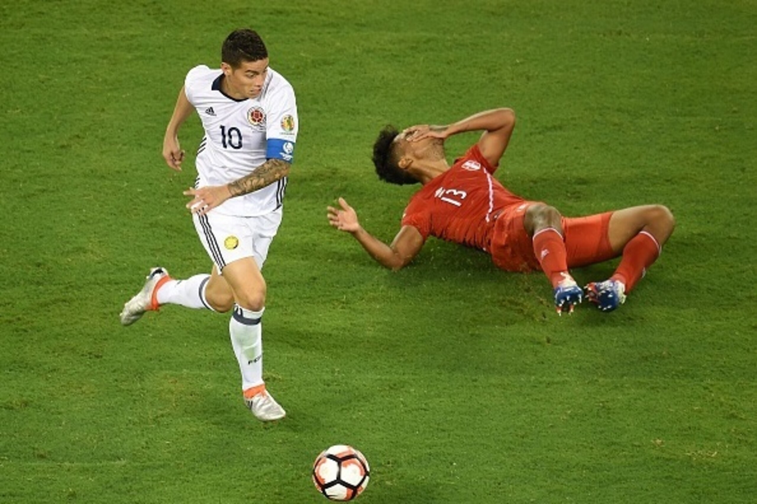Colombia's James Rodriguez controls the ball next to Peru's Renato Tapia during their Copa America Centenario quarterfinal football match in East Rutherford, New Jersey, United States, on June 17, 2016. / AFP / DON EMMERT (Photo credit should read Colombia's James Rodriguez controls the ball next to Peru's Renato Tapia during their Copa America Centenario quarterfinal football match in East Rutherford, New Jersey, United States, on June 17, 2016. / AFP / DON EMMERT (Photo credit should read