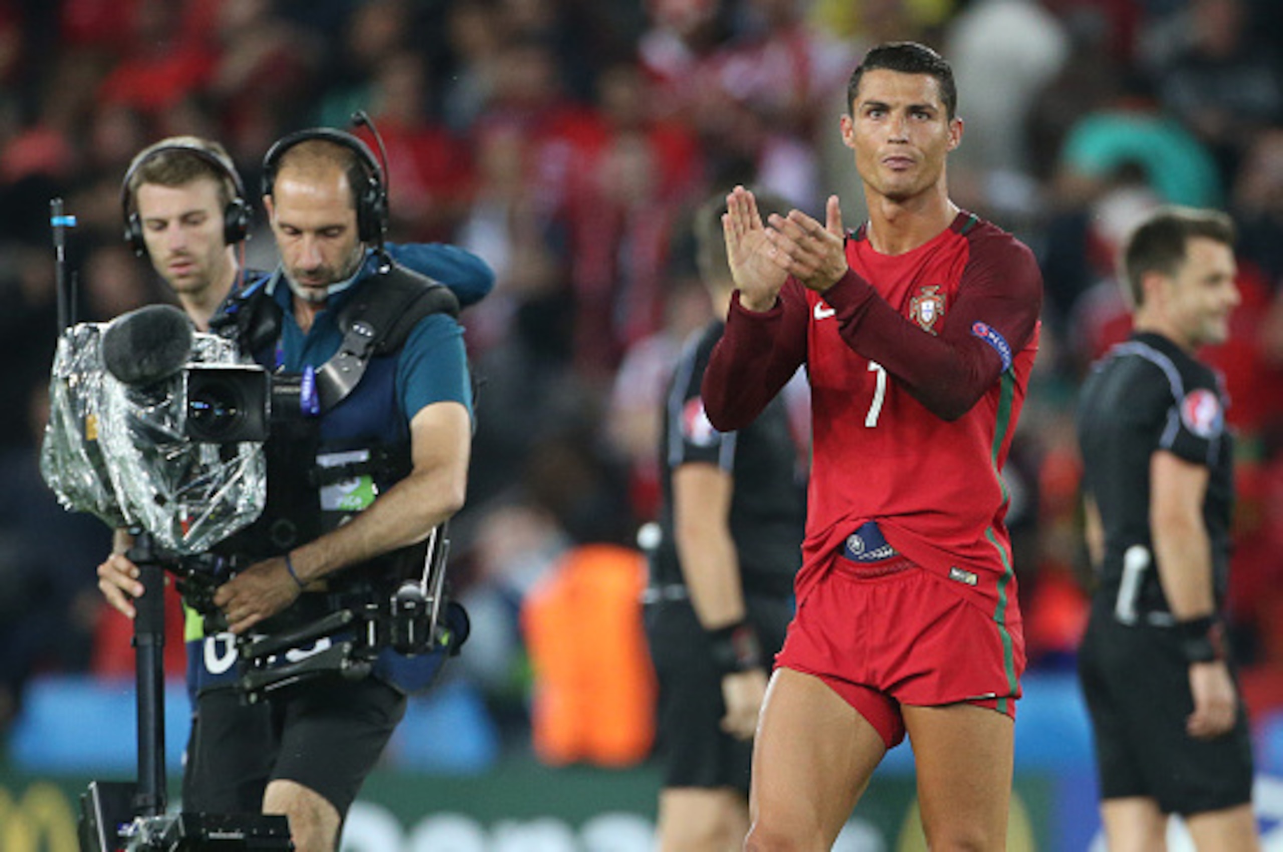 PARIS, FRANCE - JUNE 18: Cristiano Ronaldo of Portugal thanks the fans following the UEFA EURO 2016 Group F match between Portugal and Austria at Parc des Princes on June 18, 2016 in Paris, France. (Photo by Jean Catuffe/Getty Images)
