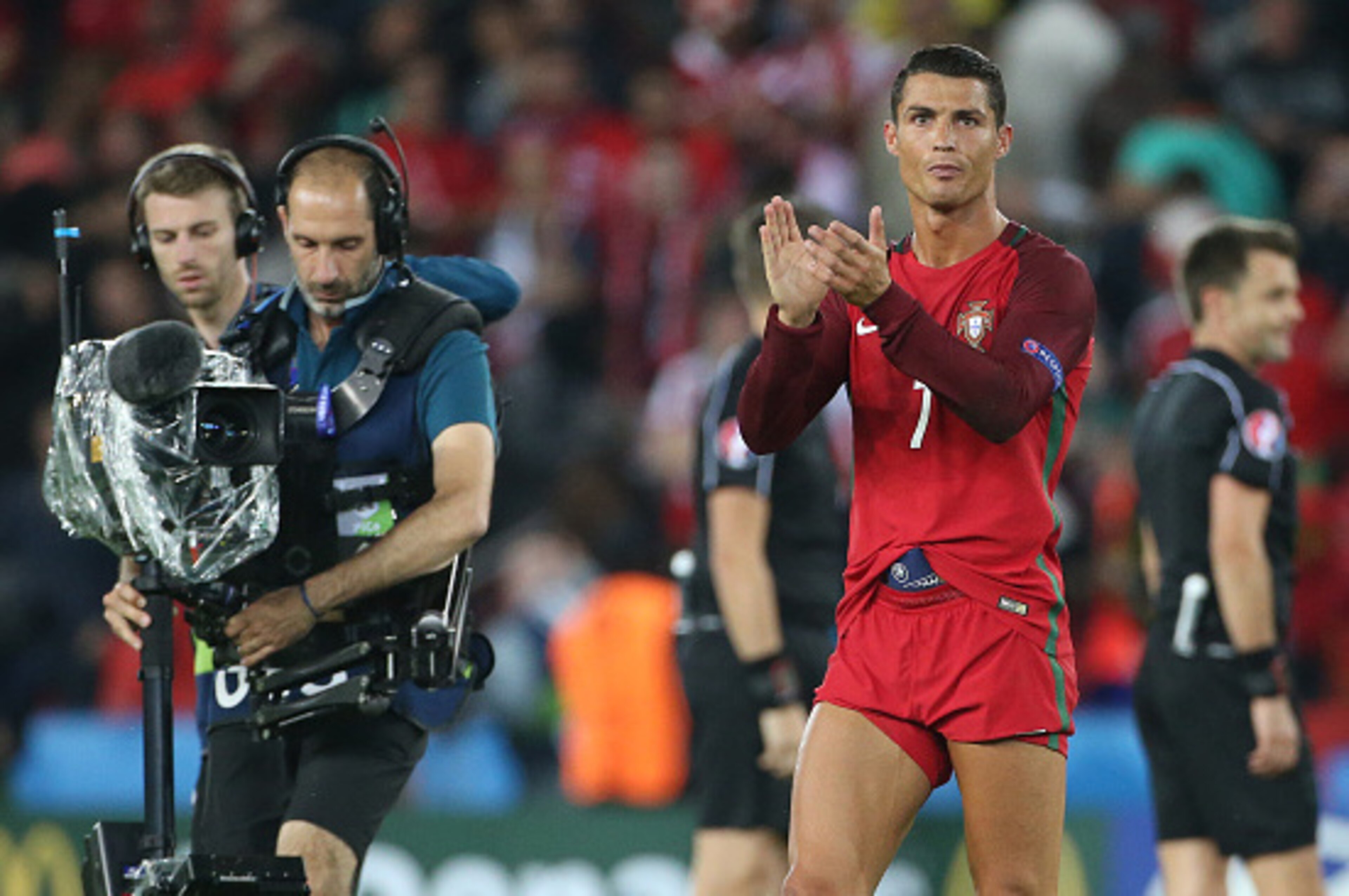 PARIS, FRANCE - JUNE 18: Cristiano Ronaldo of Portugal thanks the fans following the UEFA EURO 2016 Group F match between Portugal and Austria at Parc des Princes on June 18, 2016 in Paris, France. (Photo by Jean Catuffe/Getty Images)