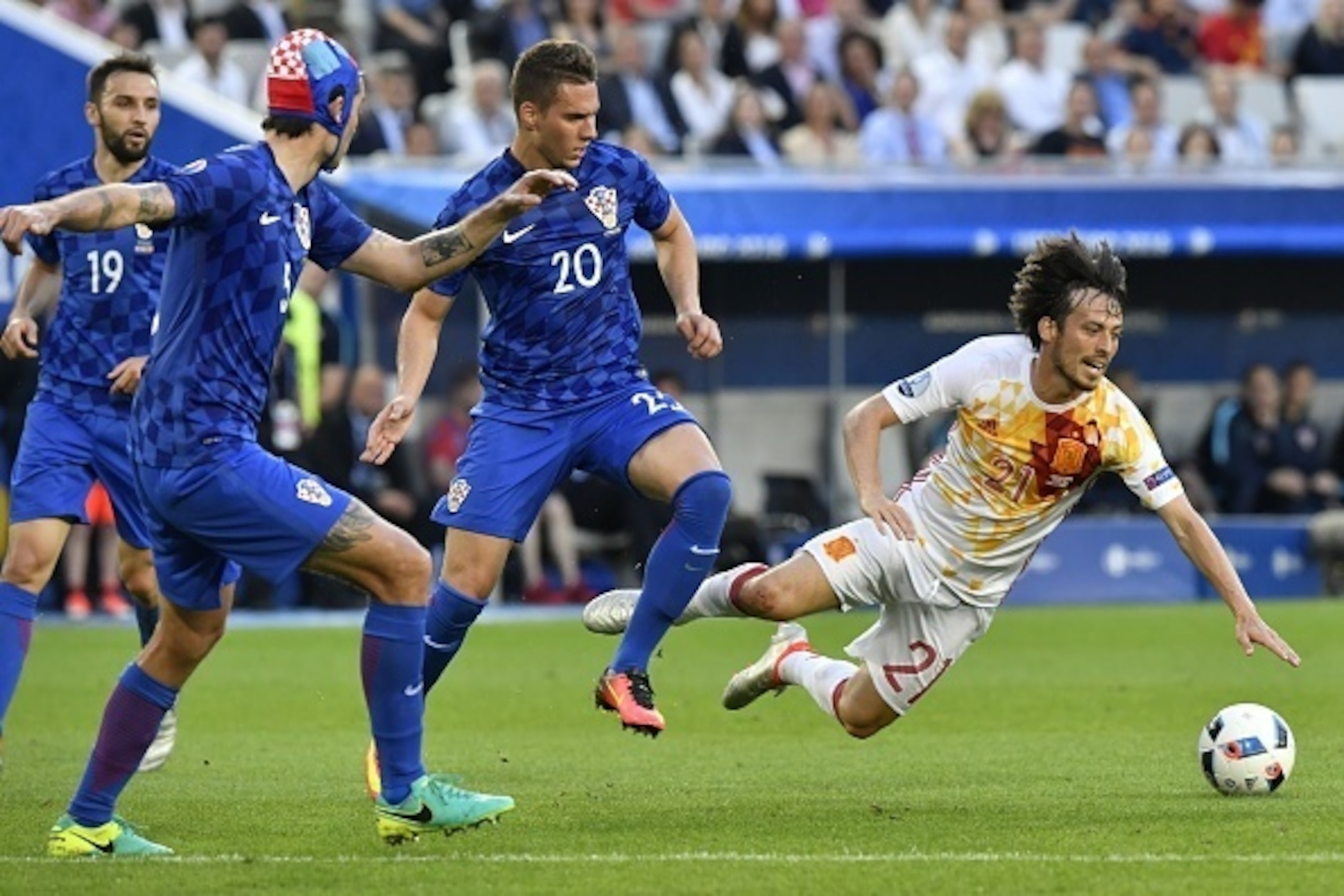 Spain's midfielder David Silva (R) is tackled by Croatia's forward Marko Pjaca (C) during the Euro 2016 group D football match between Croatia and Spain at the Matmut Atlantique stadium in Bordeaux on June 21, 2016. / AFP / GEORGES GOBET (Photo cre Spain's midfielder David Silva (R) is tackled by Croatia's forward Marko Pjaca (C) during the Euro 2016 group D football match between Croatia and Spain at the Matmut Atlantique stadium in Bordeaux on June 21, 2016. / AFP / GEORGES GOBET (Photo cre