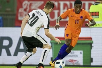 (L-R) Marcel Sabitzer of Austria, Quincy Promes of Holland during the friendly match between Austria and Netherlands on June 4, 2016 at the Ernst Happel stadium in Wien, Austria.(Photo by VI Images via Getty Images)