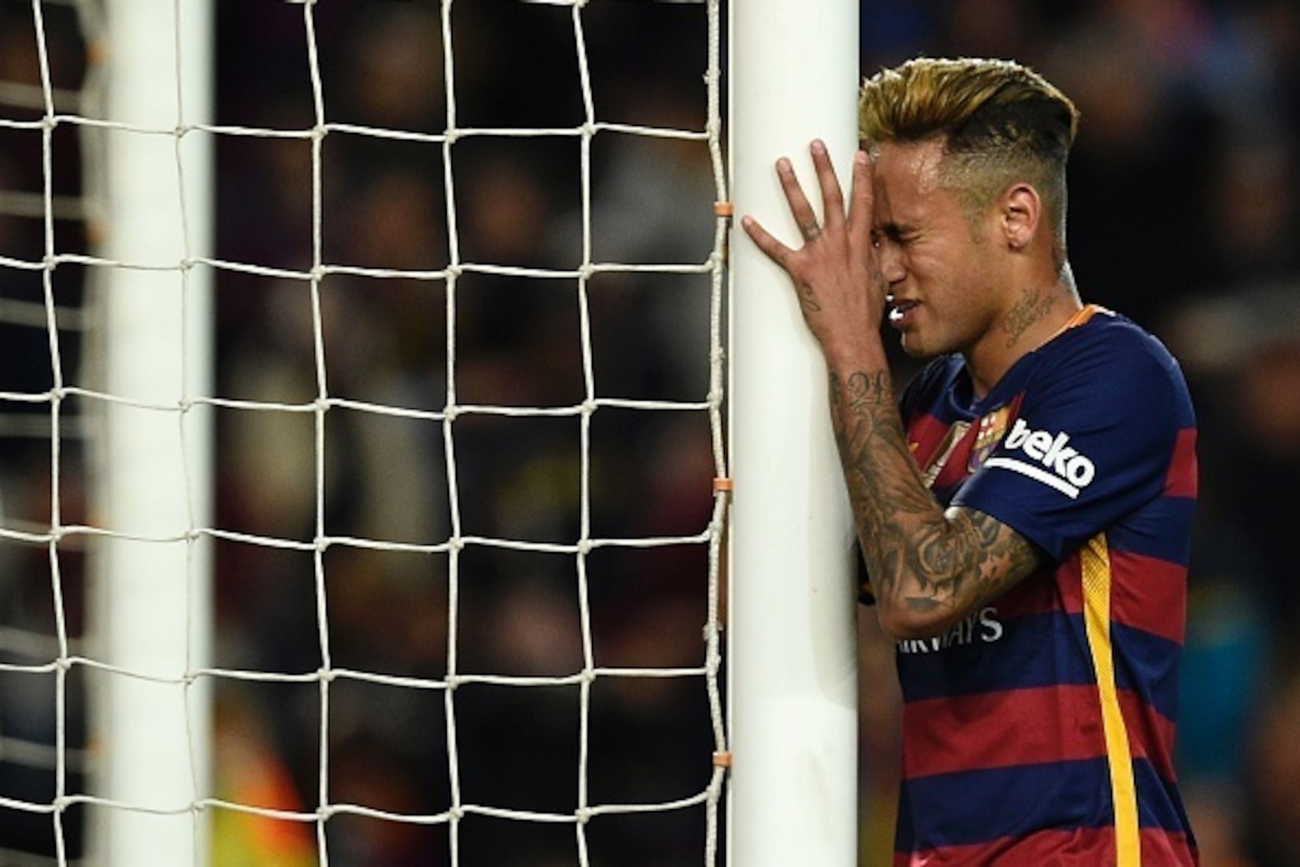 TOPSHOT - Barcelona's Brazilian forward Neymar puts his head against the goal post during the Spanish league football match FC Barcelona vs Valencia CF at the Camp Nou stadium in Barcelona on April 17, 2016. / AFP / LLUIS GENE        (Photo credit should 