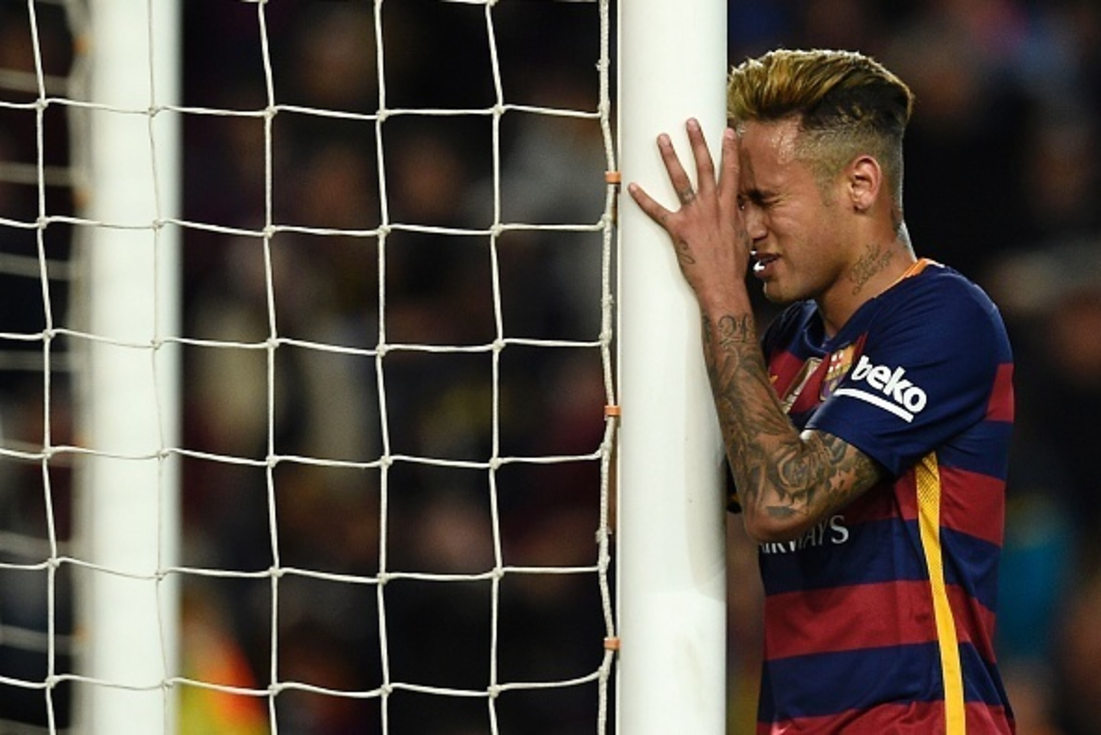 TOPSHOT - Barcelona's Brazilian forward Neymar puts his head against the goal post during the Spanish league football match FC Barcelona vs Valencia CF at the Camp Nou stadium in Barcelona on April 17, 2016. / AFP / LLUIS GENE (Photo credit should TOPSHOT - Barcelona's Brazilian forward Neymar puts his head against the goal post during the Spanish league football match FC Barcelona vs Valencia CF at the Camp Nou stadium in Barcelona on April 17, 2016. / AFP / LLUIS GENE (Photo credit should