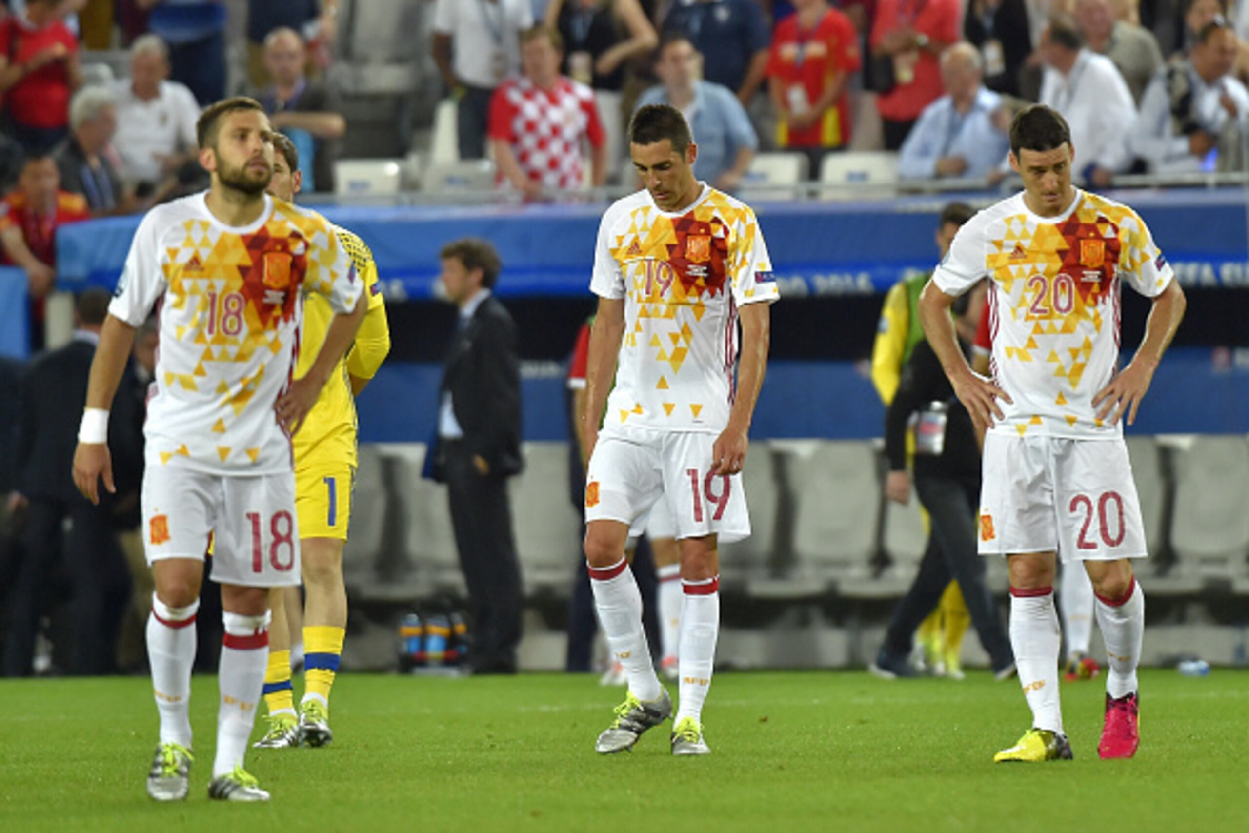 Spain's players react following their loss during the Euro 2016 group D football match between Croatia and Spain at the Matmut Atlantique stadium in Bordeaux on June 21, 2016. / AFP / LOIC VENANCE        (Photo credit should read LOIC VENANCE/AFP/Getty Im