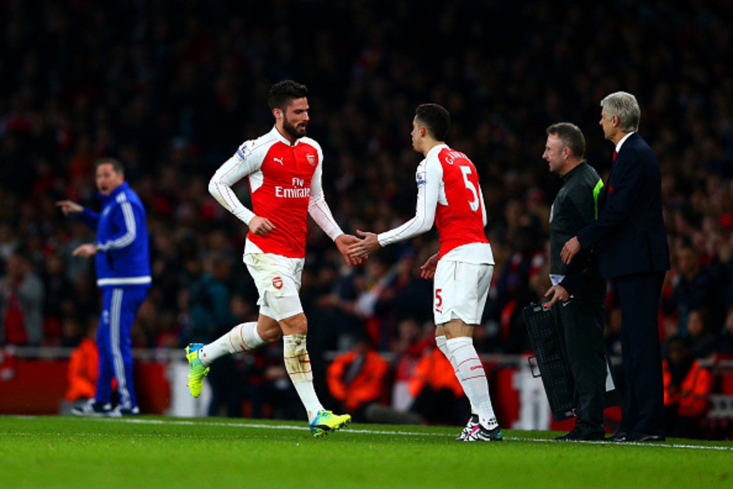 LONDON, ENGLAND - JANUARY 24:  Arsene Wenger, Manager of Arsenal looks on as Olivier Giroud of Arsenal is substituted for Gabriel Paulista during the Barclays Premier League match between Arsenal and Chelsea at Emirates Stadium on January 24, 2016 in Lond