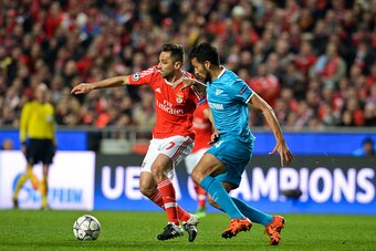 Benfica's Brazilian forward Jonas Oliveira (L) vies with Zenit's Argentine defender Ezequiel Garay (R) during the UEFA Champions League round of 16 football match SL Benfica vs FC Zenith Saint-Petersburg at the Luz stadium in Lisbon on February 16, 2016. 