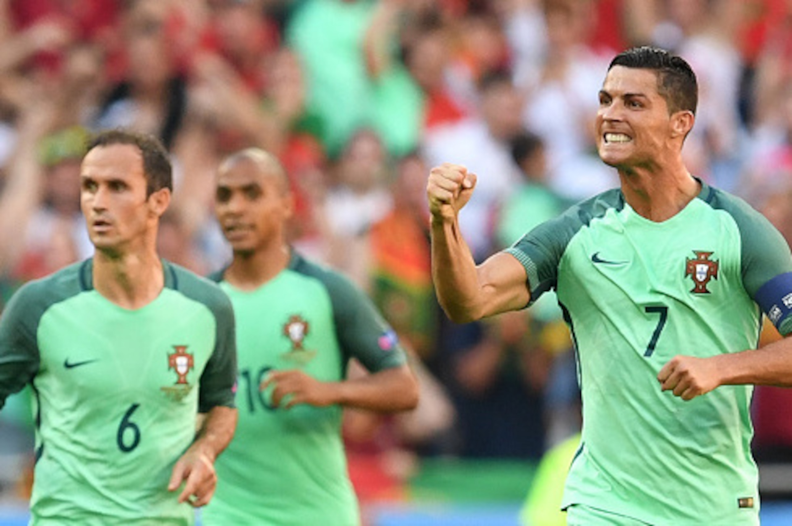 Portugal's forward Cristiano Ronaldo (R) celebrates after scoring a goal during the Euro 2016 group F football match between Hungary and Portugal at the Parc Olympique Lyonnais stadium in Decines-Charpieu, near Lyon, on June 22, 2016. / AFP / FRANCISCO LE Portugal's forward Cristiano Ronaldo (R) celebrates after scoring a goal during the Euro 2016 group F football match between Hungary and Portugal at the Parc Olympique Lyonnais stadium in Decines-Charpieu, near Lyon, on June 22, 2016. / AFP / FRANCISCO LE