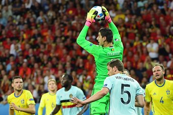 Belgium's goalkeeper Thibaut Courtois (top) secures a ball during the Euro 2016 group E football match between Sweden and Belgium at the Allianz Riviera stadium in Nice on June 22, 2016. / AFP / EMMANUEL DUNAND        (Photo credit should read EMMANUEL DU