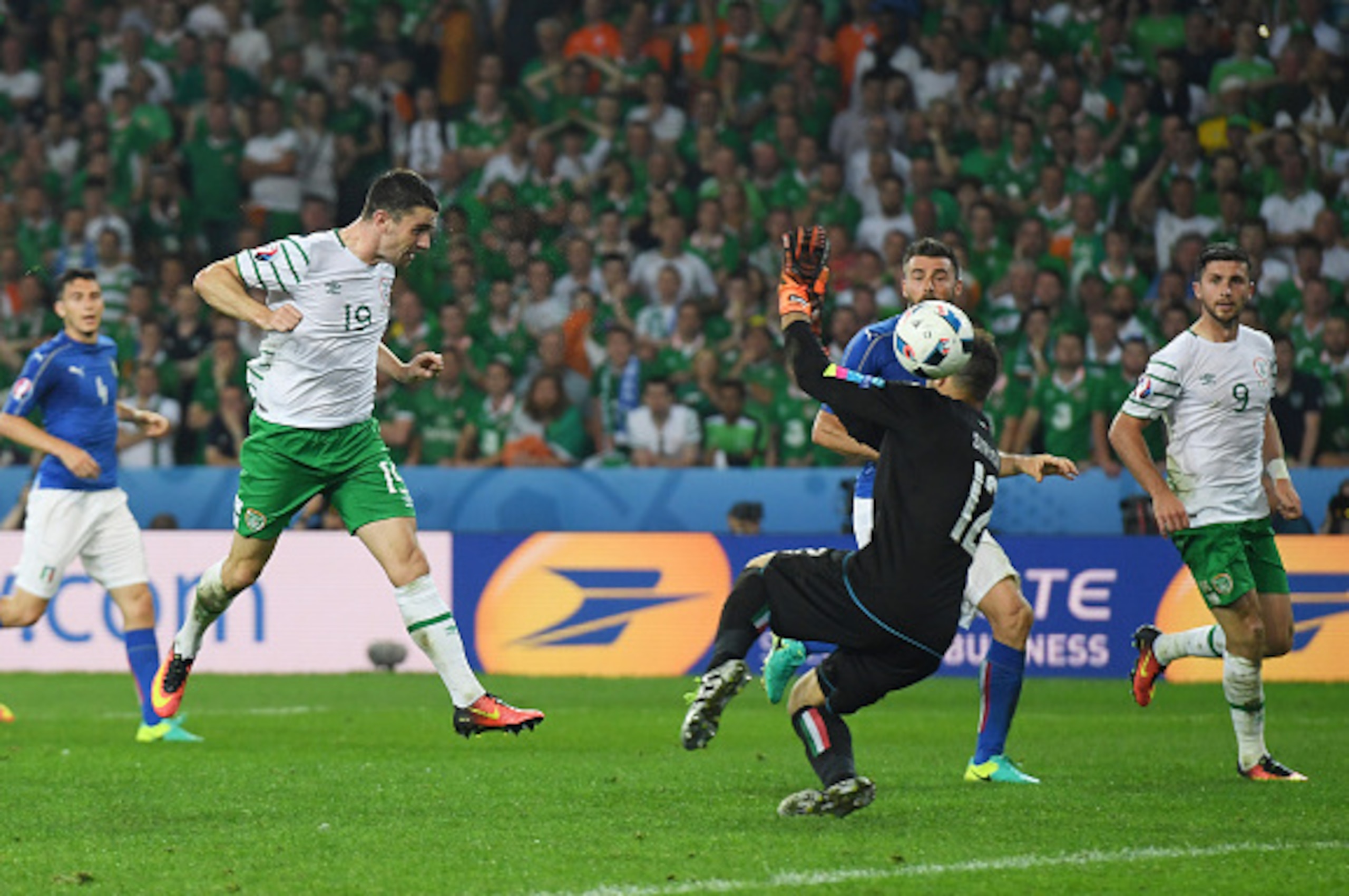 LILLE, FRANCE - JUNE 22: Robbie Brady of Republic of Ireland heads the ball to score the opening goal past Salvatore Sirigu of Italy during the UEFA EURO 2016 Group E match between Italy and Republic of Ireland at Stade Pierre-Mauroy on June 22, 2016 in L LILLE, FRANCE - JUNE 22: Robbie Brady of Republic of Ireland heads the ball to score the opening goal past Salvatore Sirigu of Italy during the UEFA EURO 2016 Group E match between Italy and Republic of Ireland at Stade Pierre-Mauroy on June 22, 2016 in L