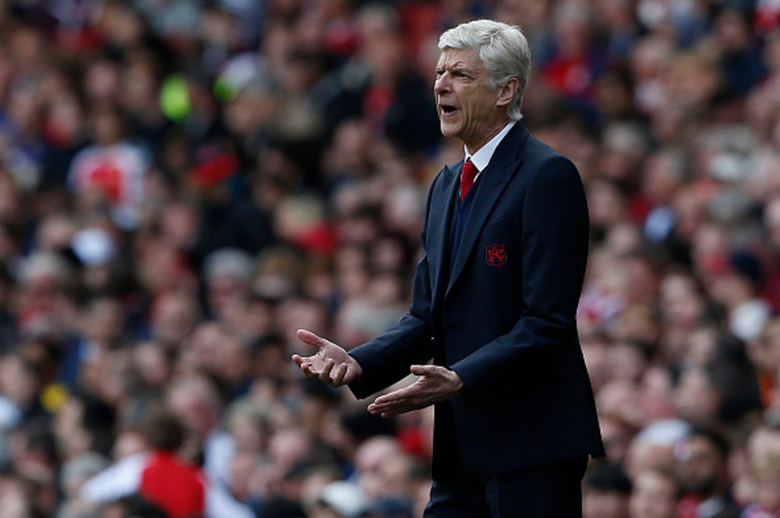 Arsenal's French manager Arsene Wenger shouts instructions to his players from the touchline during the English Premier League football match between Arsenal and Aston Villa at the Emirates Stadium in London on May 15, 2016.  / AFP / IAN KINGTON / RESTRIC