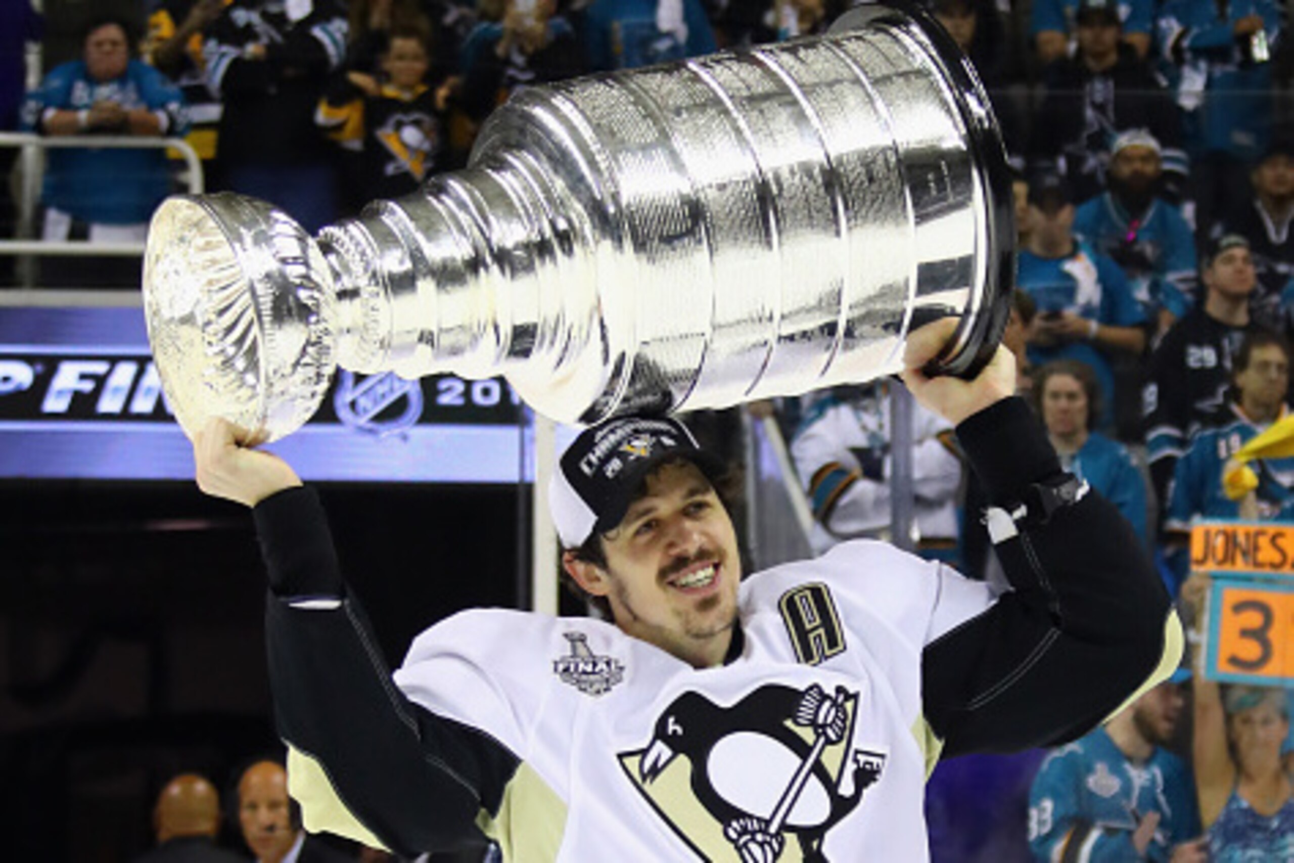 SAN JOSE, CA - JUNE 12: Evgeni Malkin #71 of the Pittsburgh Penguins celebrates with the Stanley Cup after their 3-1 victory to win the Stanley Cup against the San Jose Sharks in Game Six of the 2016 NHL Stanley Cup Final at SAP Center on June 12, 2016 i SAN JOSE, CA - JUNE 12: Evgeni Malkin #71 of the Pittsburgh Penguins celebrates with the Stanley Cup after their 3-1 victory to win the Stanley Cup against the San Jose Sharks in Game Six of the 2016 NHL Stanley Cup Final at SAP Center on June 12, 2016 i