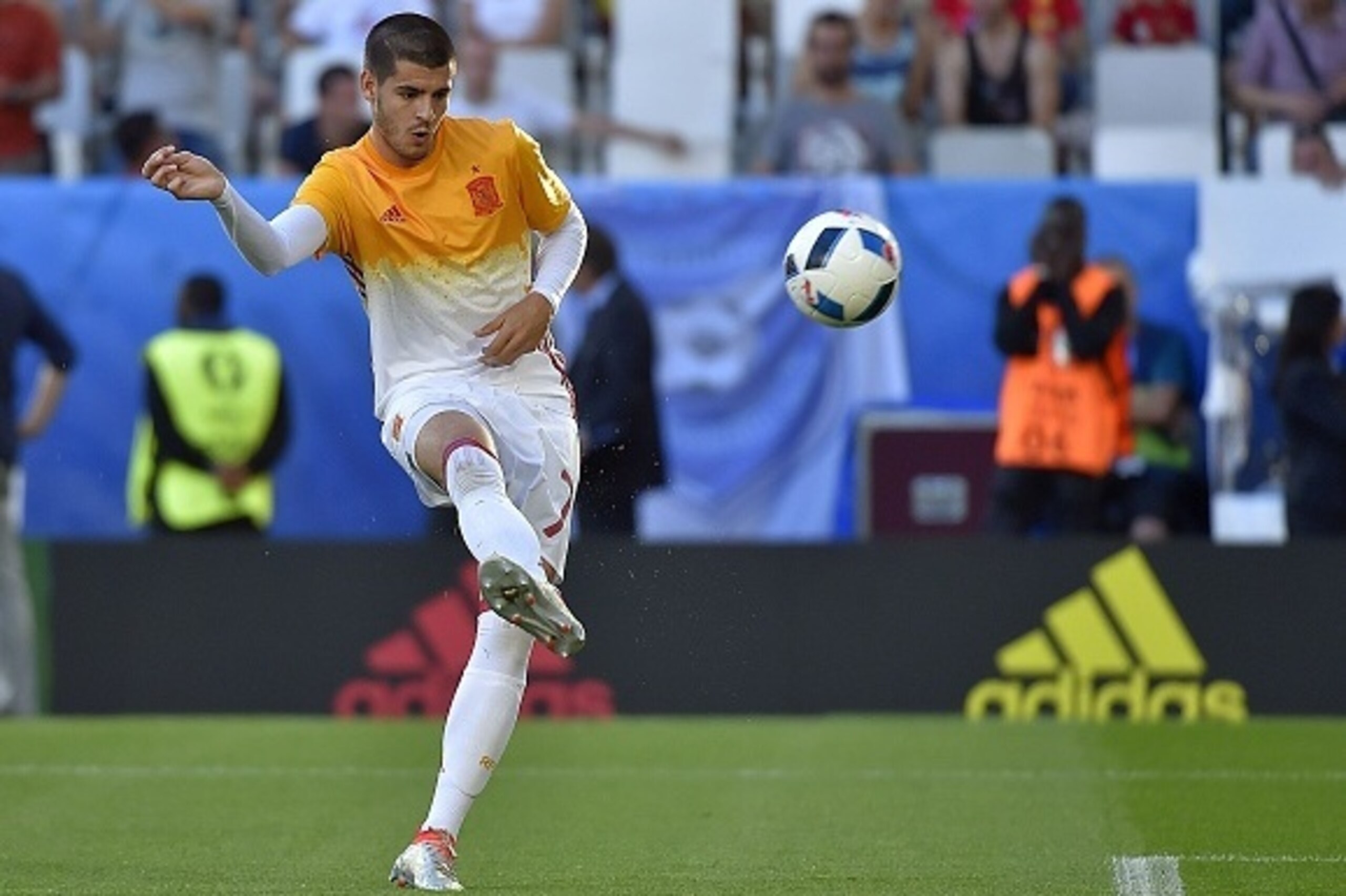 Spain's forward Alvaro Morata warms-up during the Euro 2016 group D football match between Croatia and Spain at at the Matmut Atlantique stadium in Bordeaux on June 21, 2016. / AFP / LOIC VENANCE        (Photo credit should read LOIC VENANCE/AFP/Getty Ima