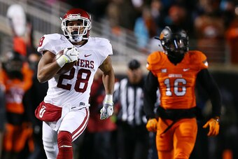 STILLWATER, OK - NOVEMBER 28: Alex Ross #28 of the Oklahoma Sooners returns a kick off against the Oklahoma State Cowboys in the first quarter at Boone Pickens Stadium on November 28, 2015 in Stillwater, Oklahoma. (Photo by Tom Pennington/Getty Images)