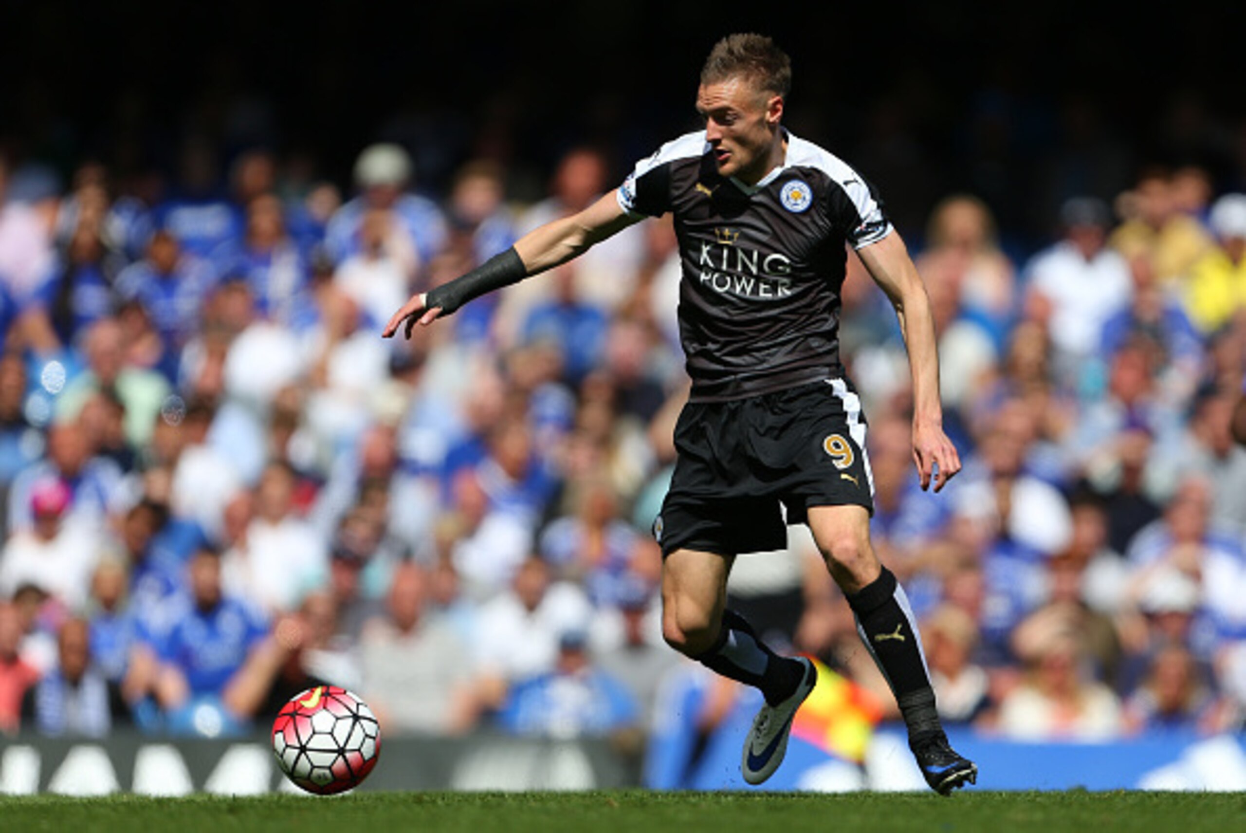 LONDON, ENGLAND - MAY 15: Jamie Vardy of Leicester City during the Barclays Premier League match between Chelsea and Leicester City at Stamford Bridge on May 15, 2016 in London, England. (Photo by Catherine Ivill - AMA/Getty Images)