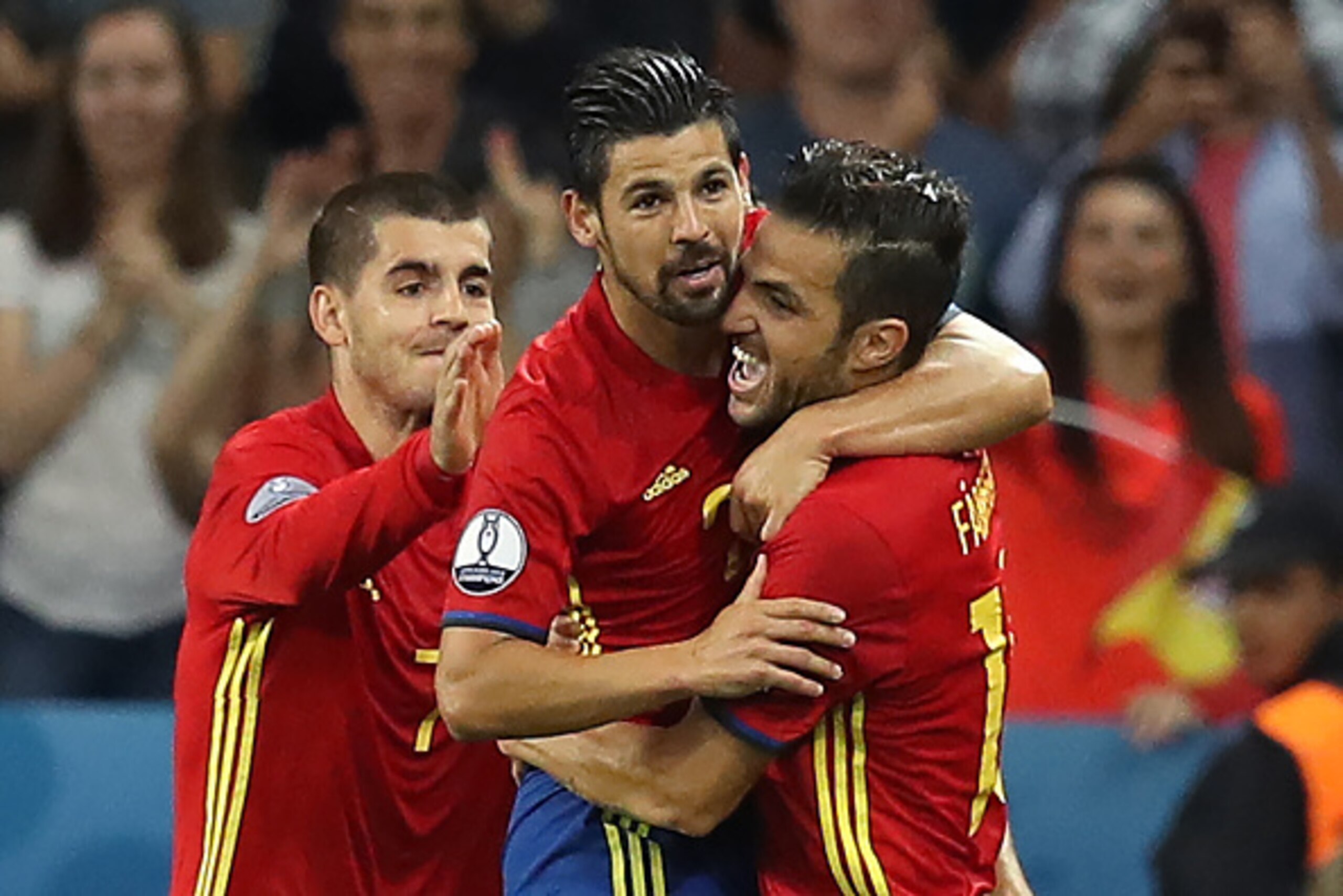Spian's players congratulate Spain's forward Nolito (C) after scoring their second goal during the Euro 2016 group D football match between Spain and Turkey at the Allianz Riviera stadium in Nice on June 17, 2016.  / AFP / Valery HACHE        (Photo credi