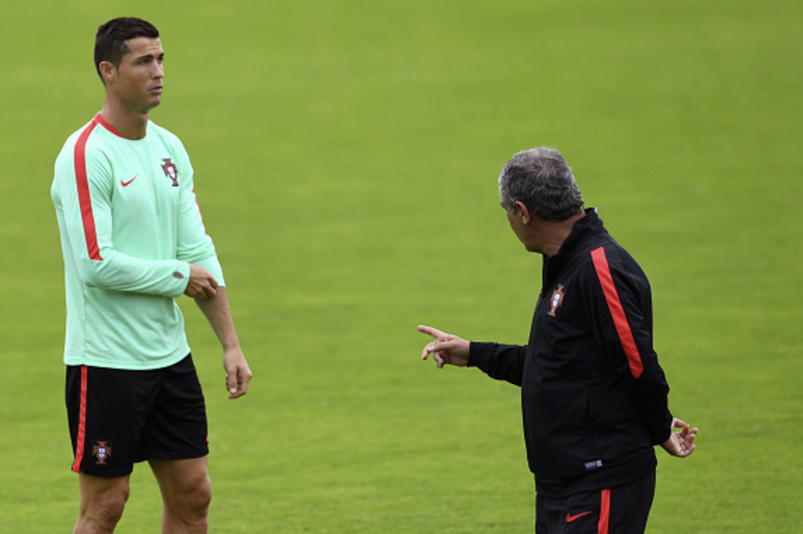 Portugal's coach Fernando Santos (R) talks to Portugal's forward Cristiano Ronaldo during a training session at the team's base camp in Marcoussis, south of Paris, on June 24, 2016, on the eve of the Euro 2016 round of 16 football match Croatia vs Portuga