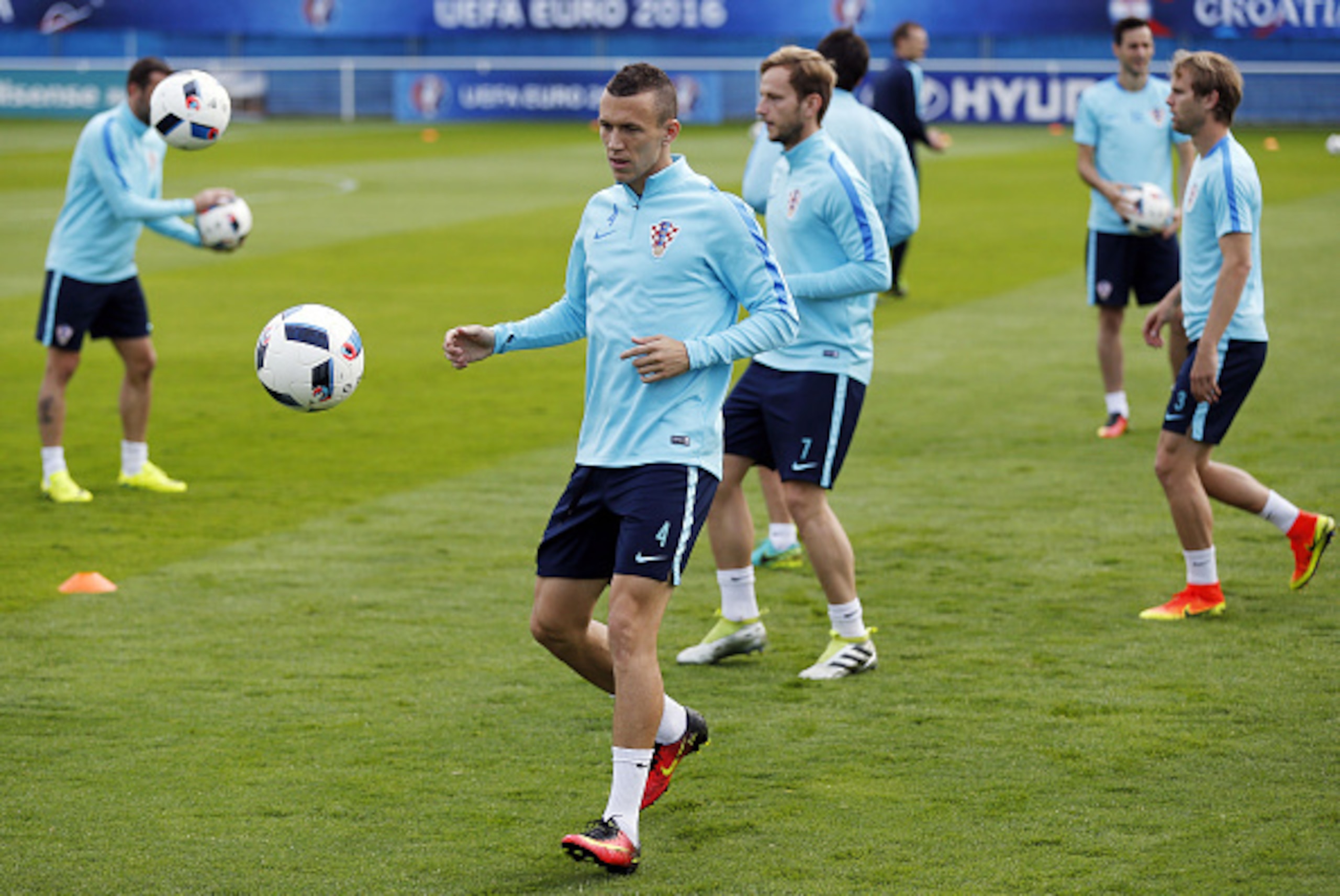 Croatia's midfielder Ivan Perisic (C) attends a training session in Deauville on June 23, 2016, during the Euro 2016 football tournament.  / AFP / CHARLY TRIBALLEAU        (Photo credit should read CHARLY TRIBALLEAU/AFP/Getty Images)