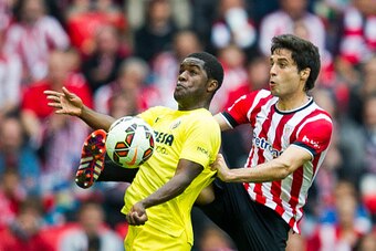 BILBAO, SPAIN - MAY 23:  Xabier Etxeita of Athletic Club Bilbao duels for the ball with Joel Campbell of Villarreal during the La Liga match between Athletic Club Bilbao and Villarreal CF at San Mames Stadium on May 23, 2015 in Bilbao, Spain.  (Photo by J