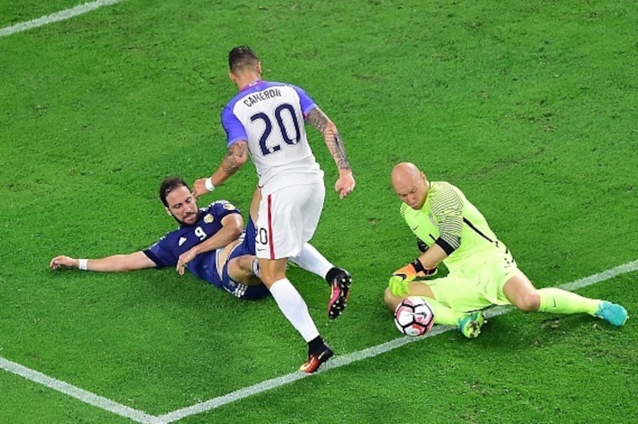 Argentina's Gonzalo Higuain (L) and USA's Geoff Cameron (C) and goalkeeper Brad Guzan vie for the ball during their Copa America Centenario semifinal football match in Houston, Texas, United States, on June 21, 2016.  / AFP / Frederic J. BROWN        (Pho