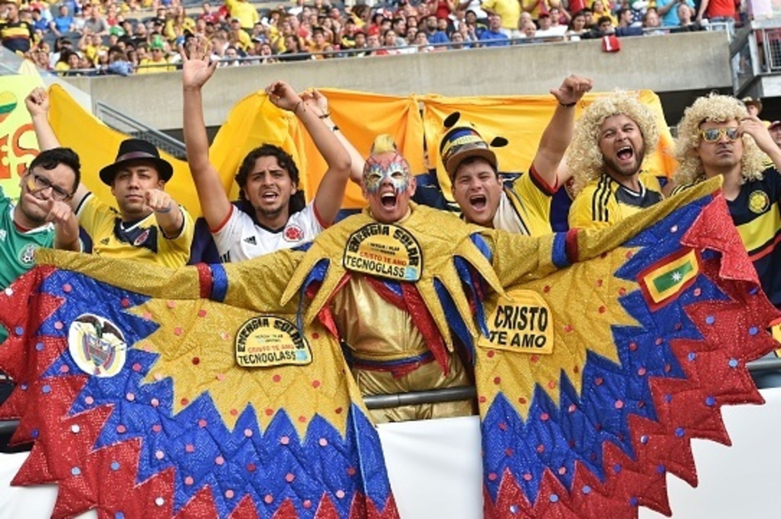 Fans of Colombia cheer for their team before the start of the Copa America Centenario semifinal football match against Chile, in Chicago, Illinois, United States, on June 22, 2016.  / AFP / Nicholas Kamm        (Photo credit should read NICHOLAS KAMM/AFP/