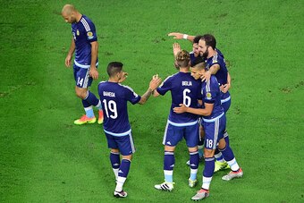 Argentina's Gonzalo Higuain (R) celebrates with teammates after scoring against USA during their Copa America Centenario semifinal football match in Houston, Texas, United States, on June 21, 2016.  / AFP / Frederic J. BROWN        (Photo credit should re
