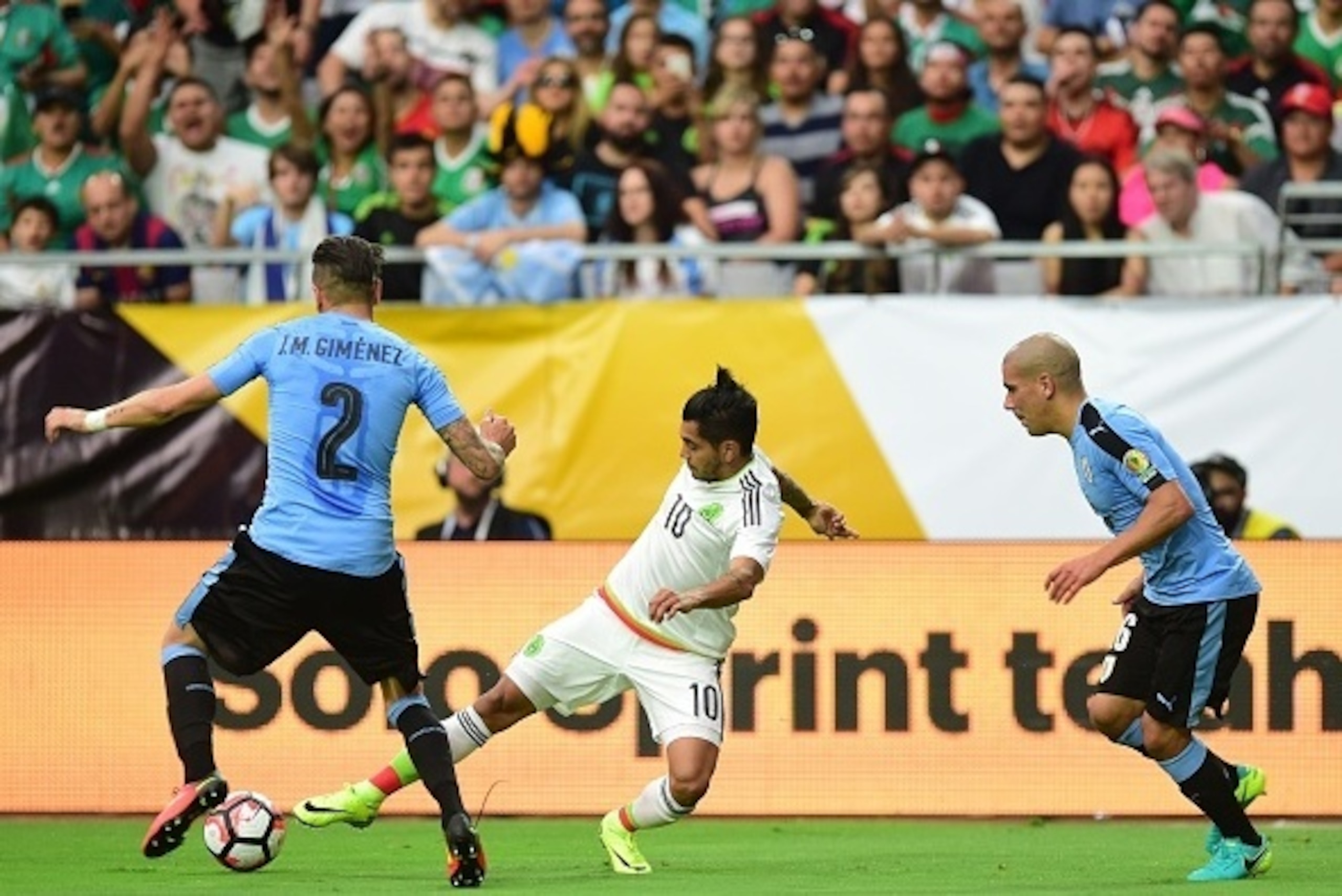 Mexico's Jesus Manuel Corona (C) is marked by Uruguay's Jose Maria Gimenez (L) and Maximiliano Pereira during their Copa America Centenario football tournament in Glendale, Arizona, United States, on June 5, 2016.  / AFP / Alfredo ESTRELLA        (Photo c