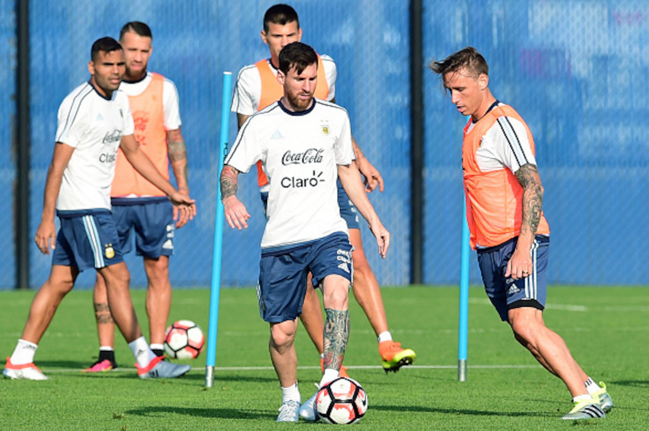 Argentina´s player Lionel Messi (C) practicse during a training session at the Quest Diagnostics in East Rutherford, New Jersey on June 24, 2016.
Argentina will face Chile on June 26 in their final match of the Copa America Centenario. / AFP / ALFREDO EST