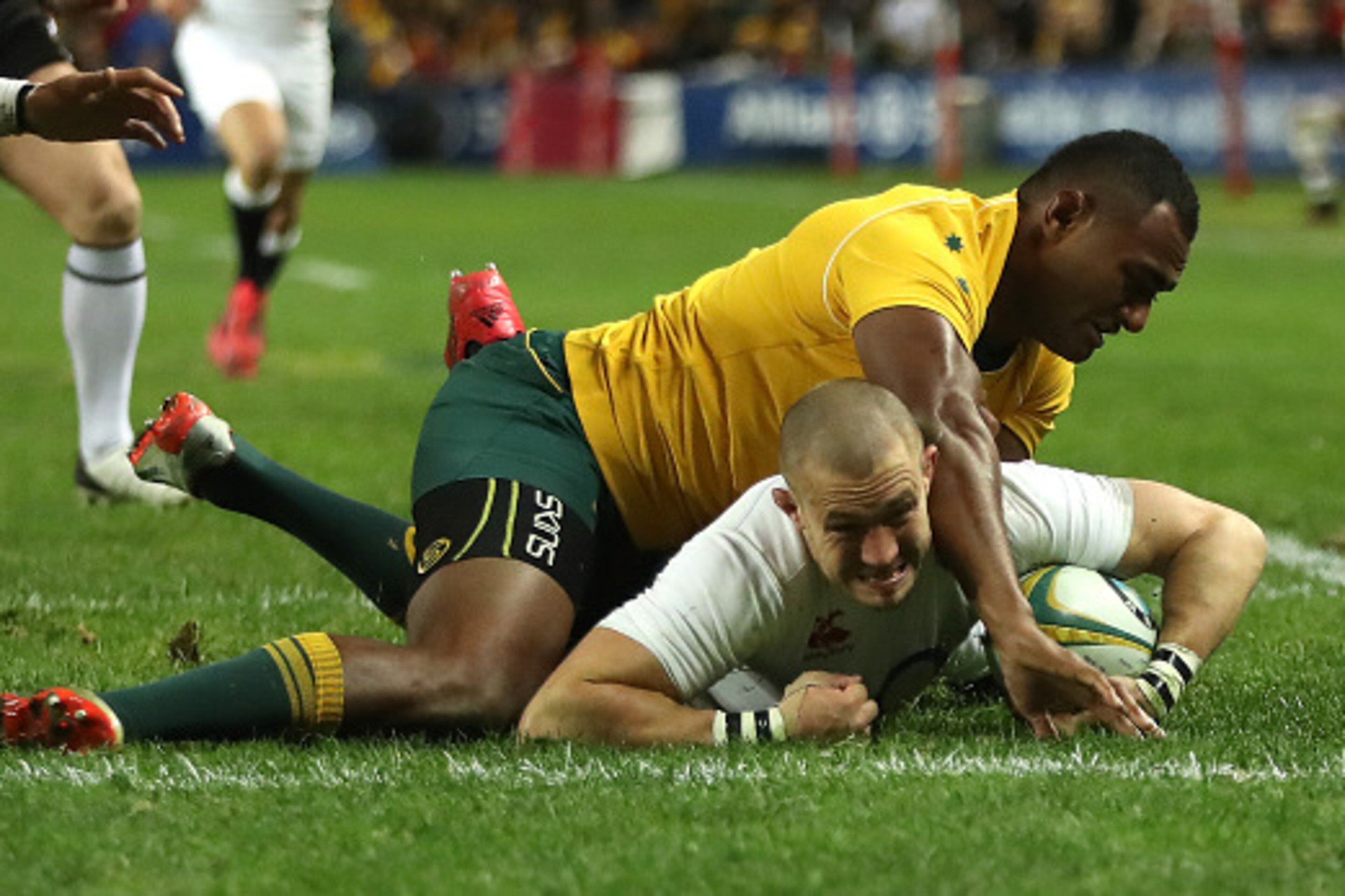 SYDNEY, AUSTRALIA - JUNE 25:  Mike Brown of England holds off Tevita Kuridrani to score their second try during the International Test match between the Australian Wallabies and England at Allianz Stadium on June 25, 2016 in Sydney, Australia.  (Photo by 