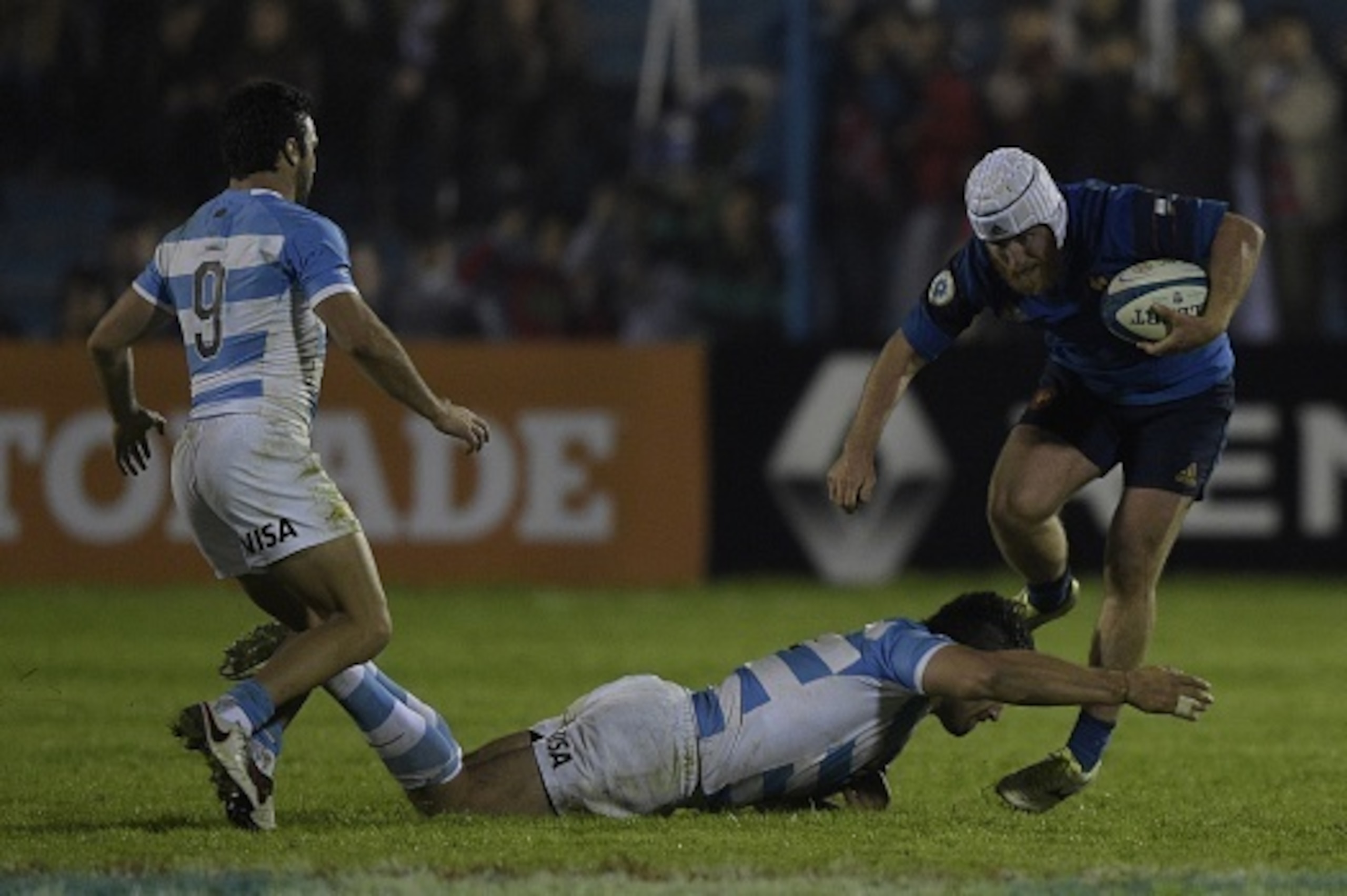 France's hooker Remi Bonfils (R) runs to elude a tackle by Argentina's Los Pumas prop Nahuel Tetaz (C) and Argentina's Los Pumas half scrum Martin Landajo during the Rugby Union test match at Jose Fierro stadium in Tucuman, Argentina on June 19, 2016.
Ar France's hooker Remi Bonfils (R) runs to elude a tackle by Argentina's Los Pumas prop Nahuel Tetaz (C) and Argentina's Los Pumas half scrum Martin Landajo during the Rugby Union test match at Jose Fierro stadium in Tucuman, Argentina on June 19, 2016.
Ar