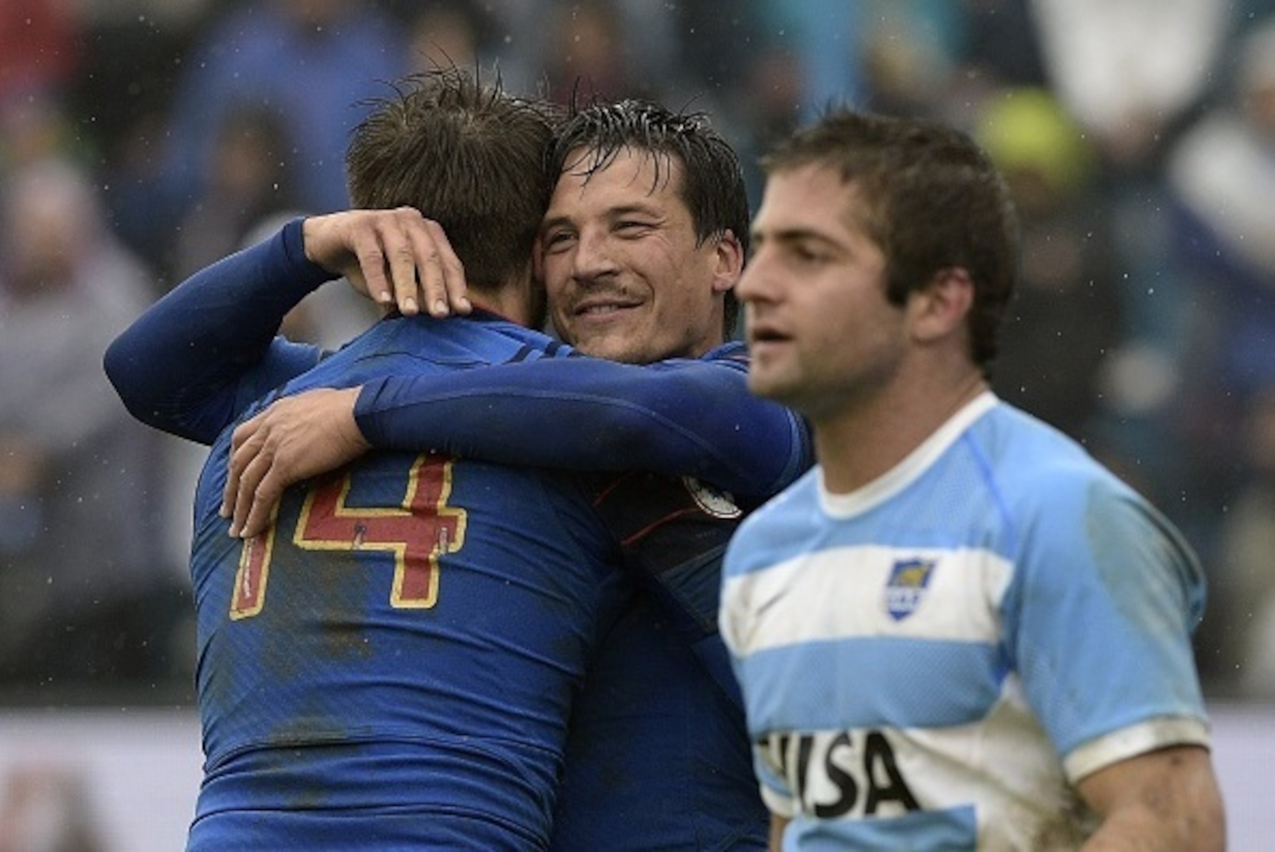 France's wing Xavier Mignot (L) is embraced by teammte Francois Trinh-Duc (C) after scoring a try against Argentina's Los Pumas during the Rugby Union test match at the Jose Fierro stadium in Tucuman, Argentina, on June 25, 2016. / AFP / JUAN MABROMATA France's wing Xavier Mignot (L) is embraced by teammte Francois Trinh-Duc (C) after scoring a try against Argentina's Los Pumas during the Rugby Union test match at the Jose Fierro stadium in Tucuman, Argentina, on June 25, 2016. / AFP / JUAN MABROMATA