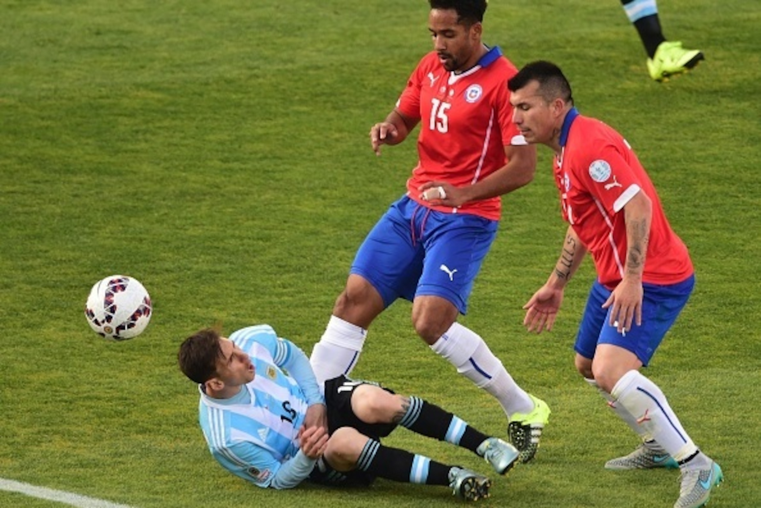 Argentina's forward Lionel Messi (L) is fouled by Chile's defender Gary Medel (R) next to Chile's midfielder Jean Beausejour during their 2015 Copa America final football match, in Santiago, Chile, on July 4, 2015. AFP PHOTO / MARTIN BERNETTI (Phot Argentina's forward Lionel Messi (L) is fouled by Chile's defender Gary Medel (R) next to Chile's midfielder Jean Beausejour during their 2015 Copa America final football match, in Santiago, Chile, on July 4, 2015. AFP PHOTO / MARTIN BERNETTI (Phot