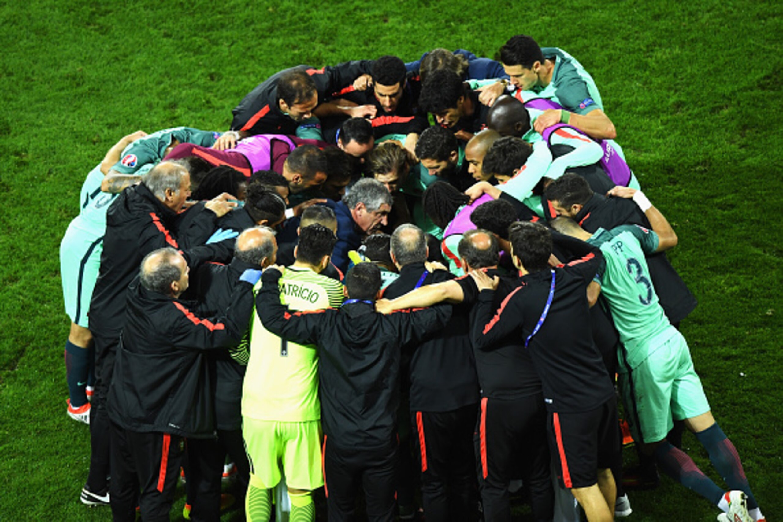 LENS, FRANCE - JUNE 25: Fernando Santos (C) manager of Portugal instructs players before the extra time during the UEFA EURO 2016 round of 16 match between Croatia and Portugal at Stade Bollaert-Delelis on June 25, 2016 in Lens, France.  (Photo by Shaun B
