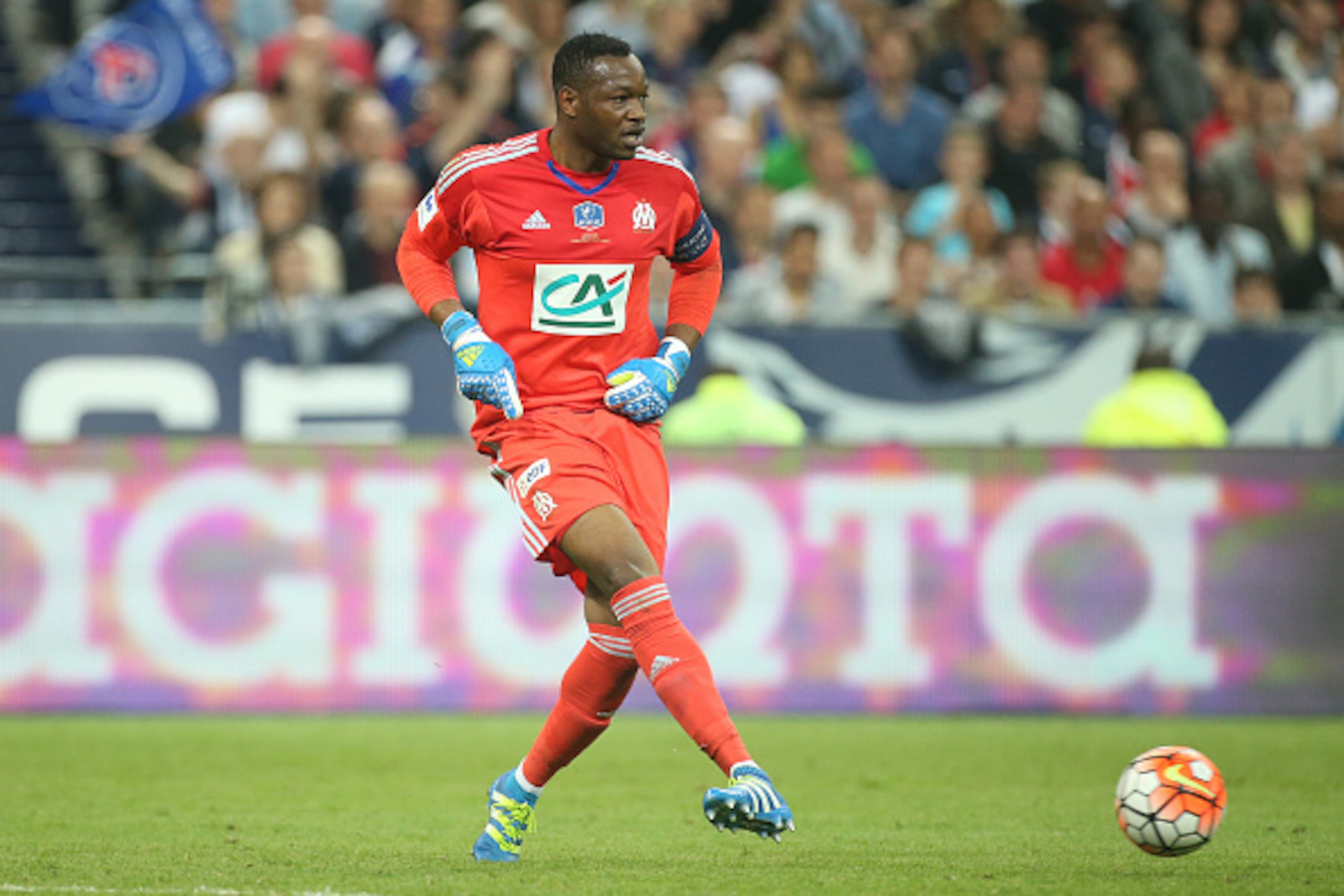 PARIS, FRANCE - MAY 21: Goalkeeper of OM Steve Mandanda in action during the French Cup Final match between Paris Saint-Germain (PSG) and Olympique de Marseille (OM) at Stade de France on May 21, 2016 in Saint-Denis nearby Paris, France. (Photo by Jean Ca