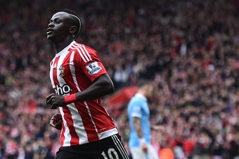 Southampton's Senegalese midfielder Sadio Mane (L) celebrates after scoring during the English Premier League football match between Southampton and Manchester City at St Mary's Stadium in Southampton, southern England on May 1, 2016. / AFP / BEN STANSALL