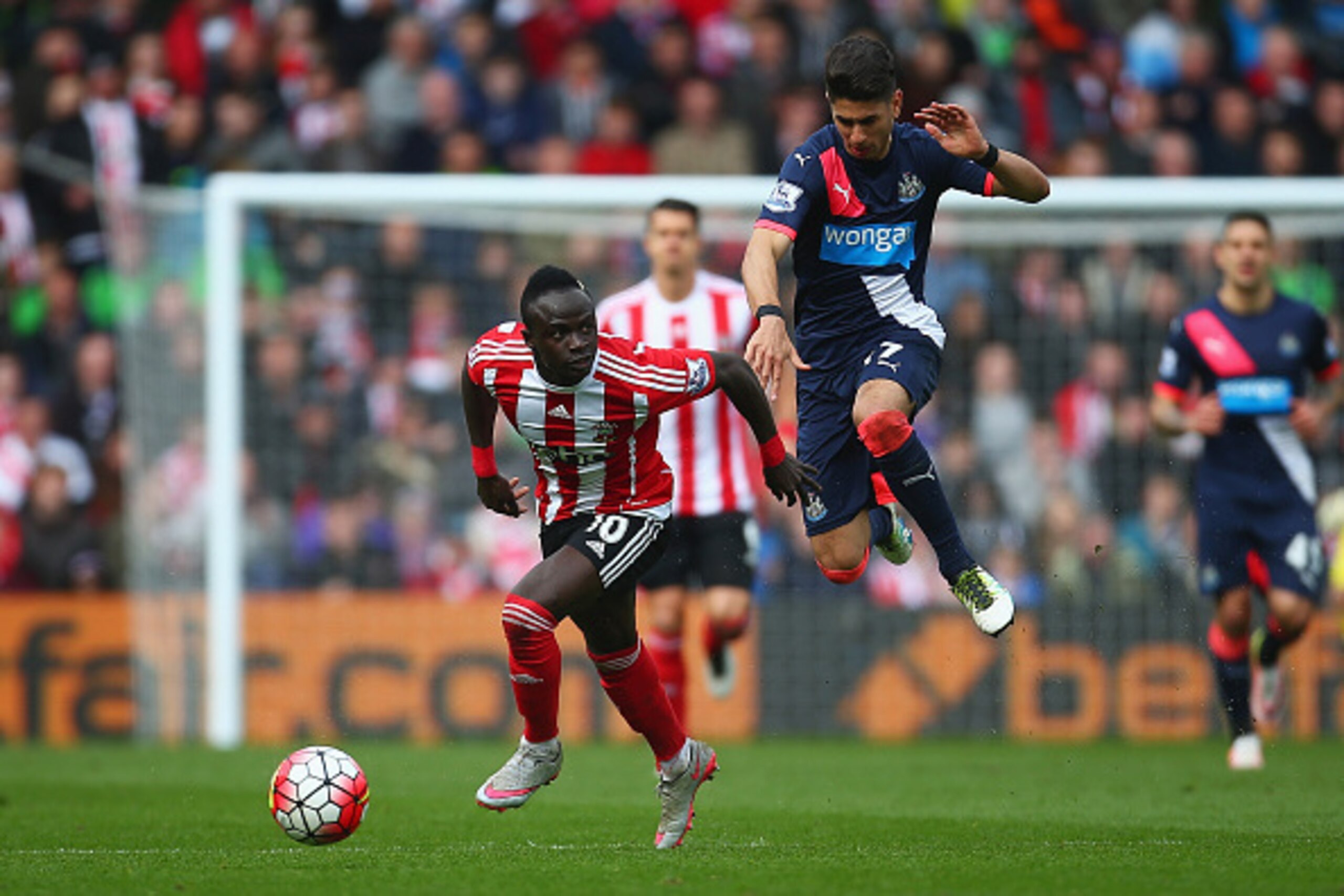 SOUTHAMPTON, UNITED KINGDOM - APRIL 09: Sadio Mane of Southampton and Ayoze Perez of Newcastle United compete for the ball during the Barclays Premier League match between Southampton and Newcastle United at St Mary's Stadium on April 9, 2016 in Southamp SOUTHAMPTON, UNITED KINGDOM - APRIL 09: Sadio Mane of Southampton and Ayoze Perez of Newcastle United compete for the ball during the Barclays Premier League match between Southampton and Newcastle United at St Mary's Stadium on April 9, 2016 in Southamp