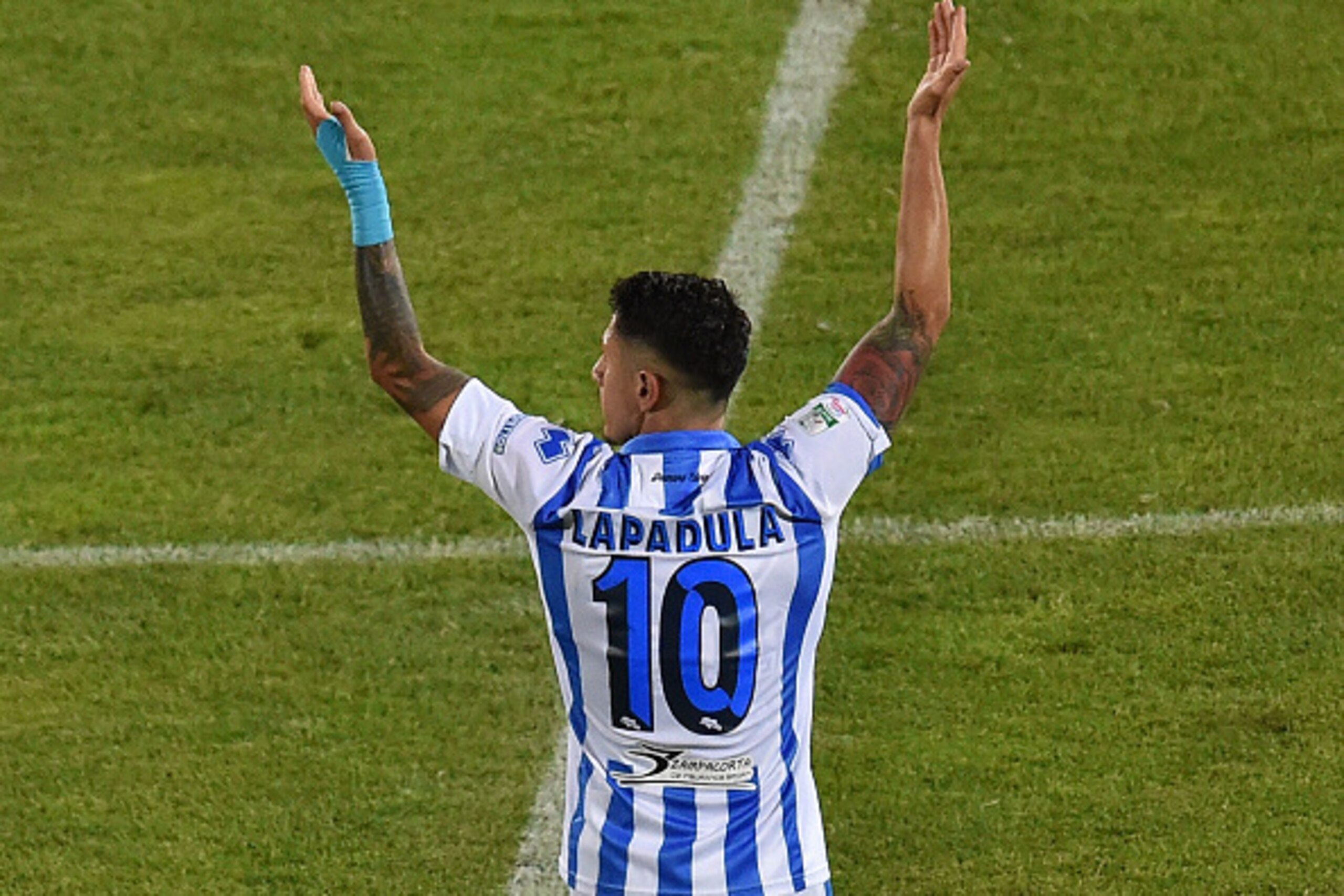 PESCARA, ITALY - JUNE 05:  Gianluca Lapadula of Pescara Calcio celebrates after scoring the goal 2-0 during the Serie B match between Pescara Calcio and Trapani Calcio at Adriatico Stadium on June 5, 2016 in Pescara, Italy.  (Photo by Giuseppe Bellini/Get