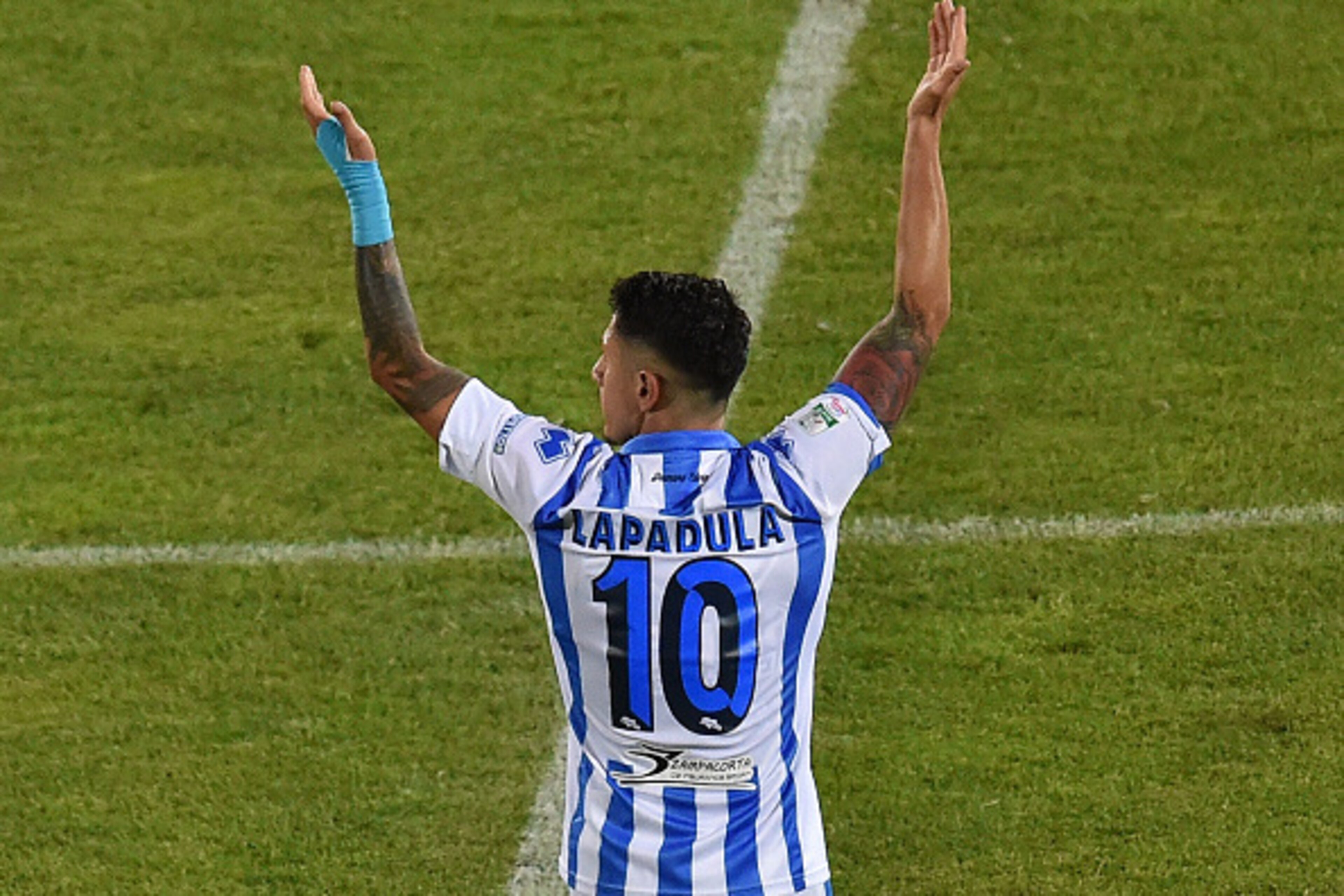 PESCARA, ITALY - JUNE 05:  Gianluca Lapadula of Pescara Calcio celebrates after scoring the goal 2-0 during the Serie B match between Pescara Calcio and Trapani Calcio at Adriatico Stadium on June 5, 2016 in Pescara, Italy.  (Photo by Giuseppe Bellini/Get