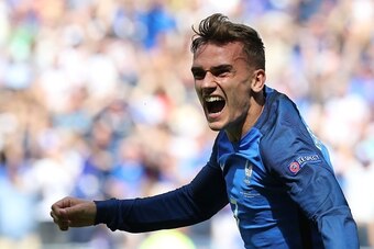 France's forward Antoine Griezmann celebrates scoring a goal during the Euro 2016 round of 16 football match between France and Republic of Ireland at the Parc Olympique Lyonnais stadium in Décines-Charpieu, near Lyon, on June 26, 2016.  / AFP / Valery HA