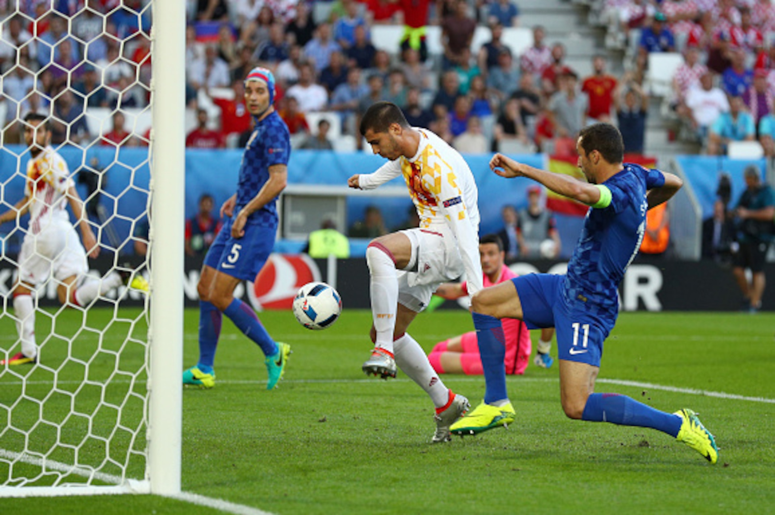 BORDEAUX, FRANCE - JUNE 21:  Alvaro Morata of Spain scores the opening goal during the UEFA EURO 2016 Group D match between Croatia and Spain at Stade Matmut Atlantique on June 21, 2016 in Bordeaux, France.  (Photo by Ian Walton/Getty Images)