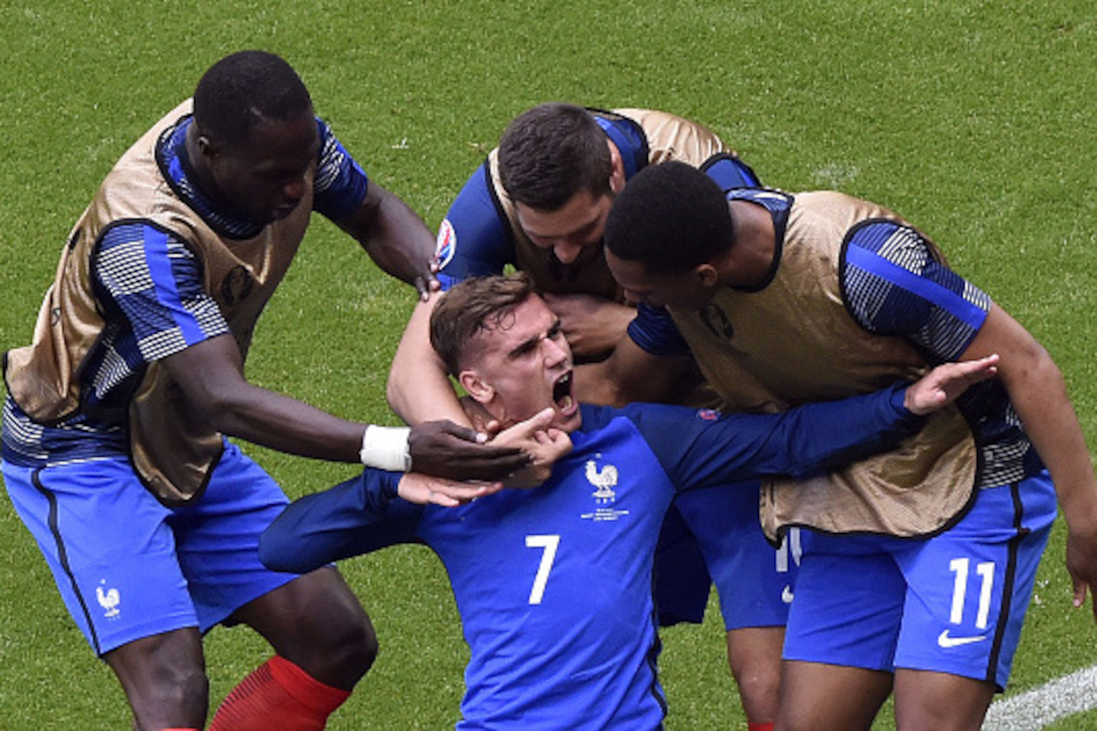 TOPSHOT - France's forward Antoine Griezmann celebrates scoring a goal with team mates during the Euro 2016 round of 16 football match between France and Republic of Ireland at the Parc Olympique Lyonnais stadium in Décines-Charpieu, near Lyon, on June 26