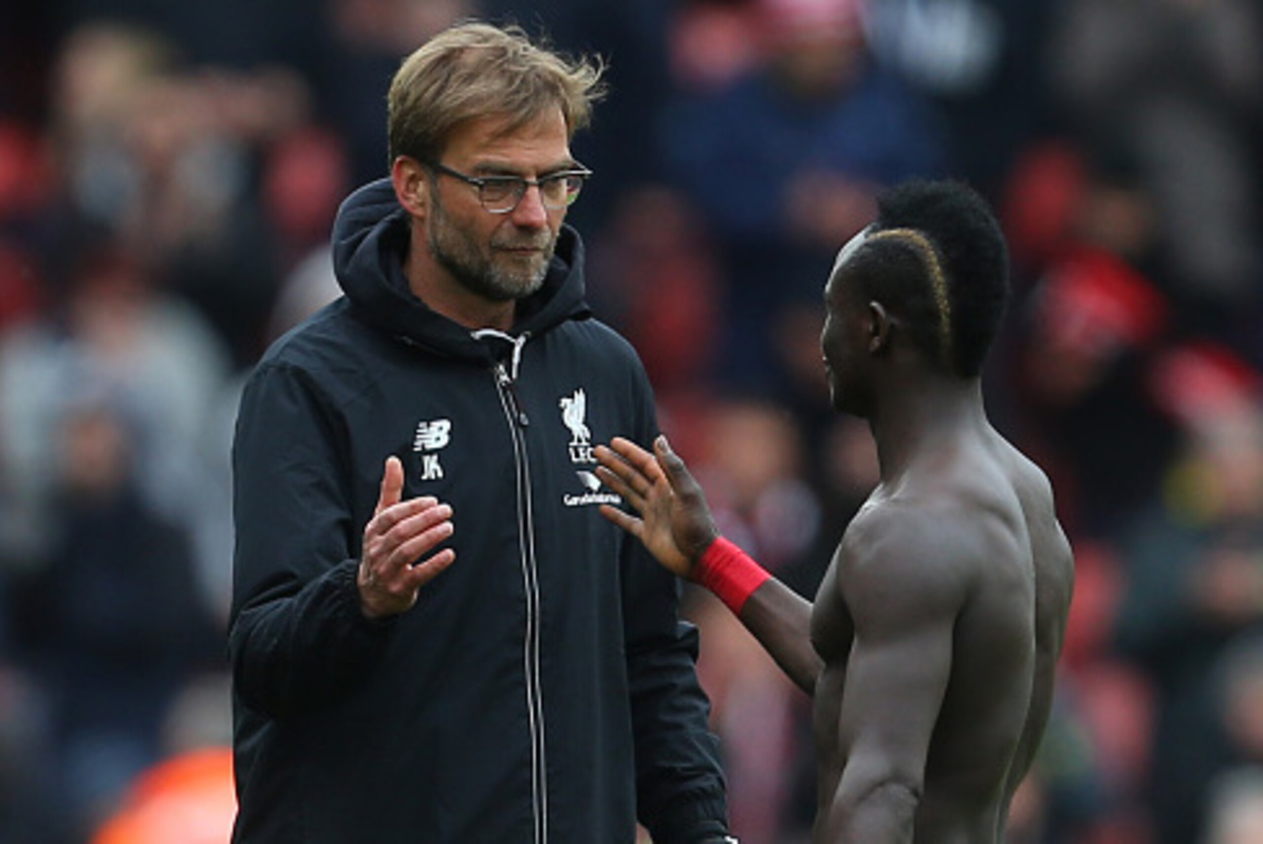 SOUTHAMPTON, ENGLAND - MARCH 20:  Jurgen Klopp manager of Liverpool congratulates scorer of the winning goal Sadio Mane of Southampton after the Barclays Premier League match between Southampton and Liverpool on March 20, 2016 in Southampton, United Kingd