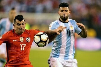 Chile's Gary Medel and Argentina's Sergio Aguero vie for the ball during the Copa America Centenario final in East Rutherford, New Jersey, United States, on June 26, 2016.  / AFP / ALFREDO ESTRELLA        (Photo credit should read ALFREDO ESTRELLA/AFP/Get