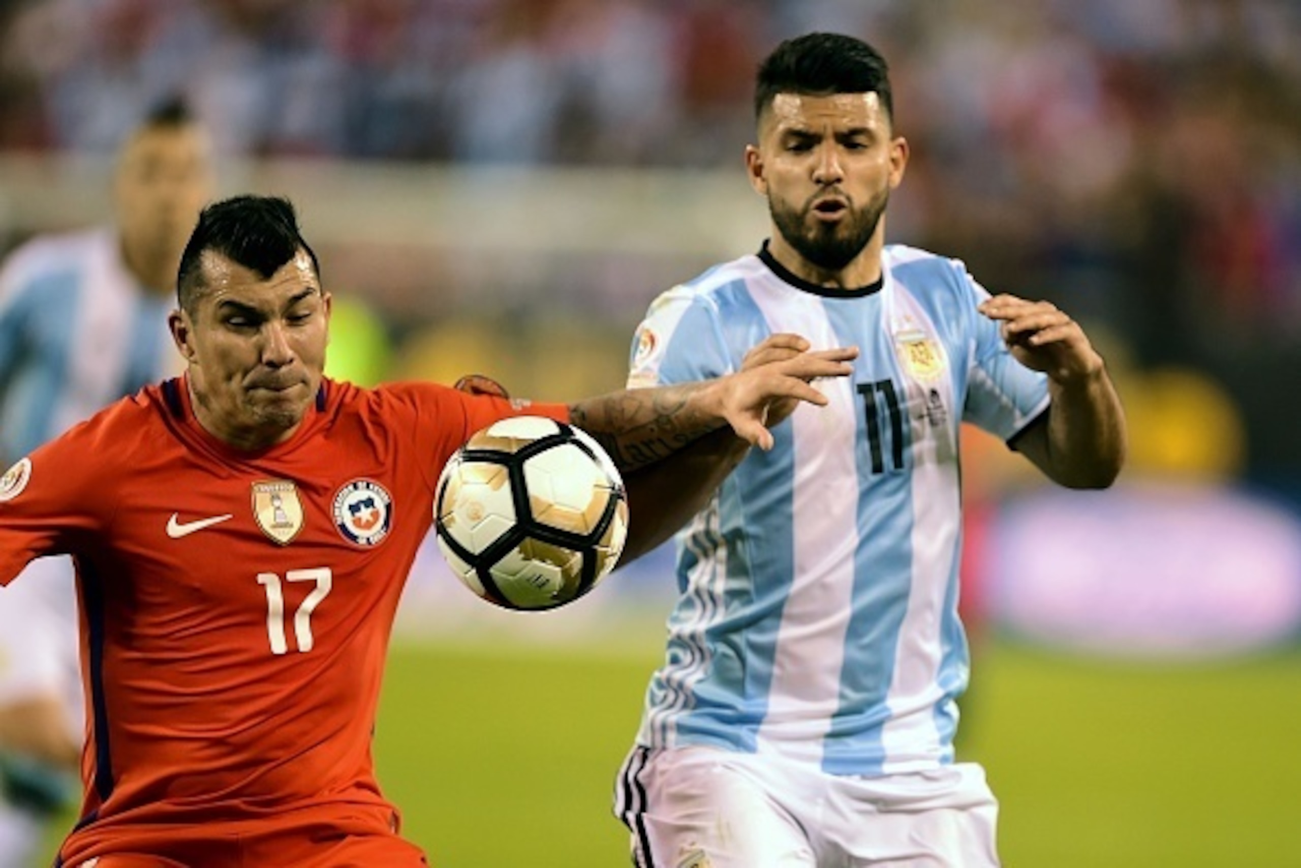 Chile's Gary Medel and Argentina's Sergio Aguero vie for the ball during the Copa America Centenario final in East Rutherford, New Jersey, United States, on June 26, 2016.  / AFP / ALFREDO ESTRELLA        (Photo credit should read ALFREDO ESTRELLA/AFP/Get