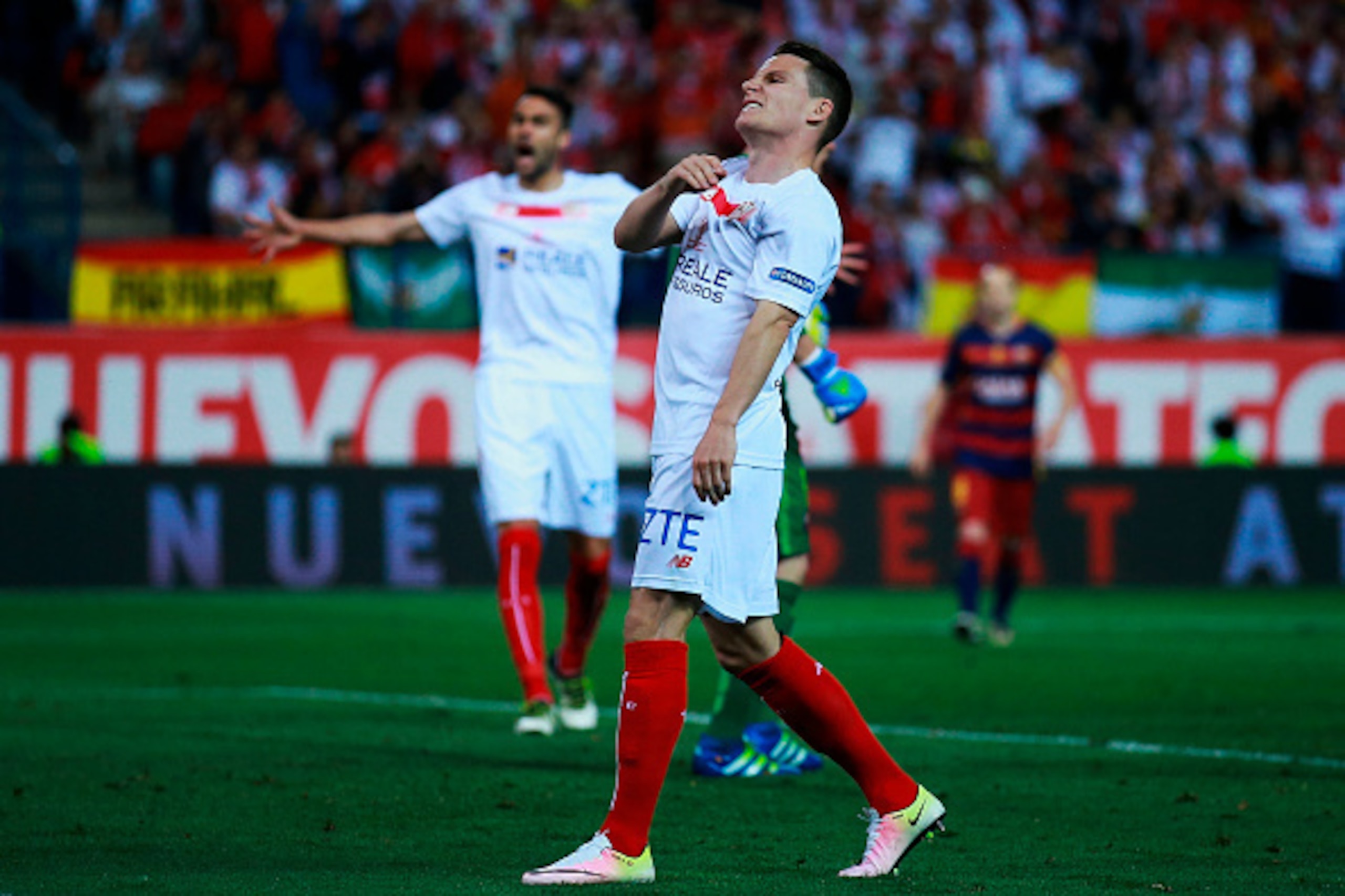 MADRID, SPAIN - MAY 22: Kevin Gameiro of Sevilla FC reacts as he fail to score during the Copa del Rey Final match between FC Barcelona and Sevilla FC at Vicente Calderon Stadium on May 22, 2016 in Madrid, Spain. (Photo by Gonzalo Arroyo Moreno/Getty Imag