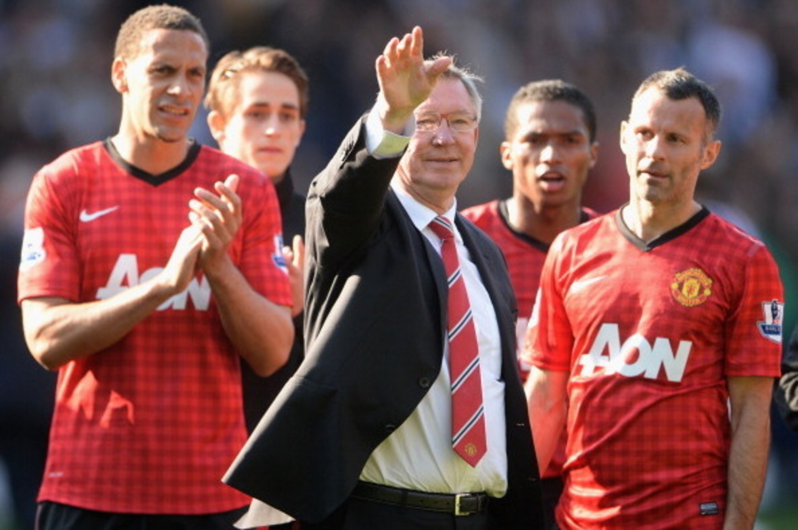 WEST BROMWICH, ENGLAND - MAY 19: Manchester United manager Sir Alex Ferguson is applauded by players Rio Ferdinand and Ryan Giggs after his 1,500th and final match in charge of the club following the Barclays Premier League match between West Bromwich Al WEST BROMWICH, ENGLAND - MAY 19: Manchester United manager Sir Alex Ferguson is applauded by players Rio Ferdinand and Ryan Giggs after his 1,500th and final match in charge of the club following the Barclays Premier League match between West Bromwich Al